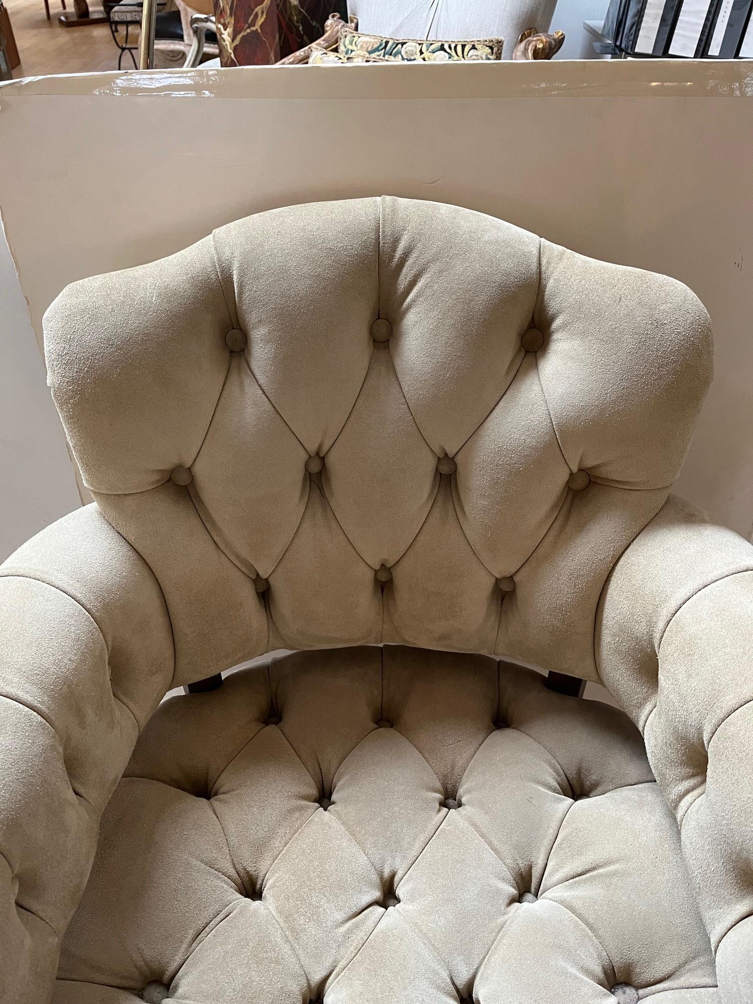 Eleganter getufteter Sitz und Rückenlehne aus beigem Wildleder in Beige, auf Bestellung gefertigter Seville-Stuhl (Handgeschnitzt) im Angebot