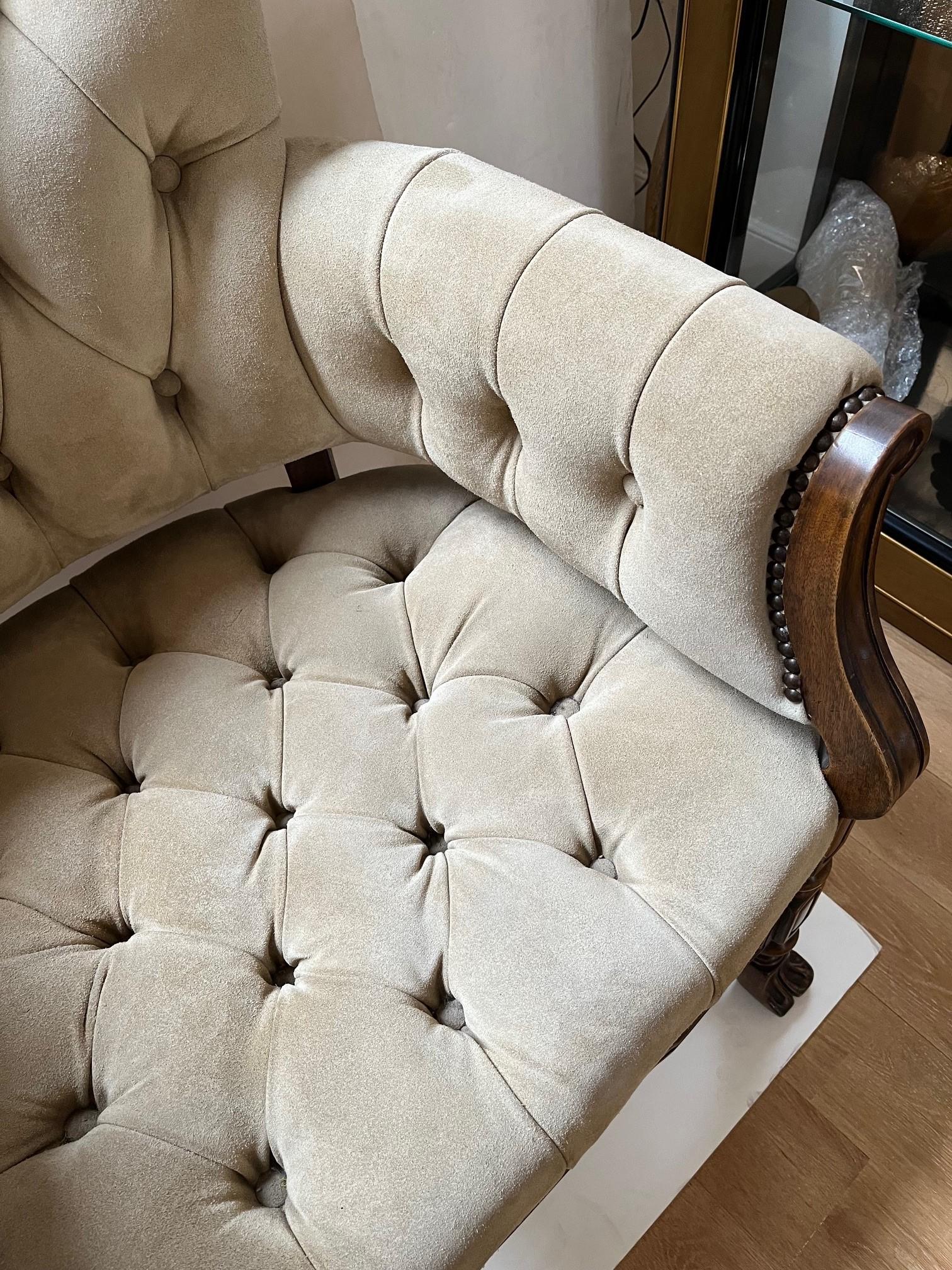 Eleganter getufteter Sitz und Rückenlehne aus beigem Wildleder in Beige, auf Bestellung gefertigter Seville-Stuhl im Zustand „Neu“ im Angebot in Los Angeles, CA