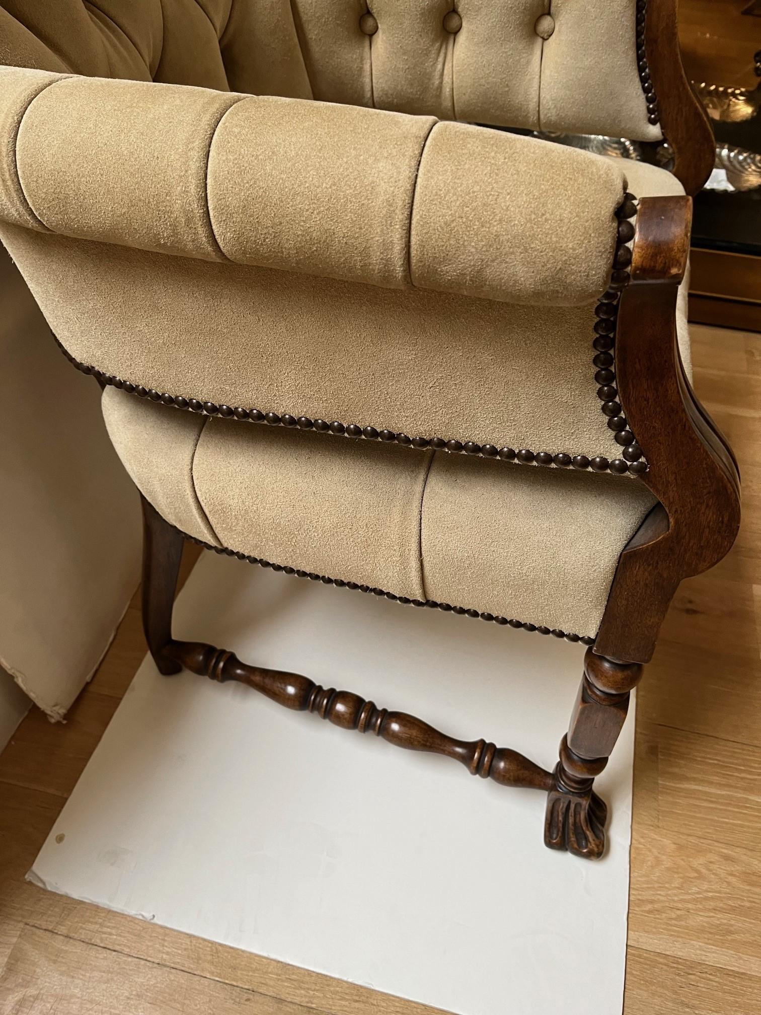 Eleganter getufteter Sitz und Rückenlehne aus beigem Wildleder in Beige, auf Bestellung gefertigter Seville-Stuhl im Angebot 2