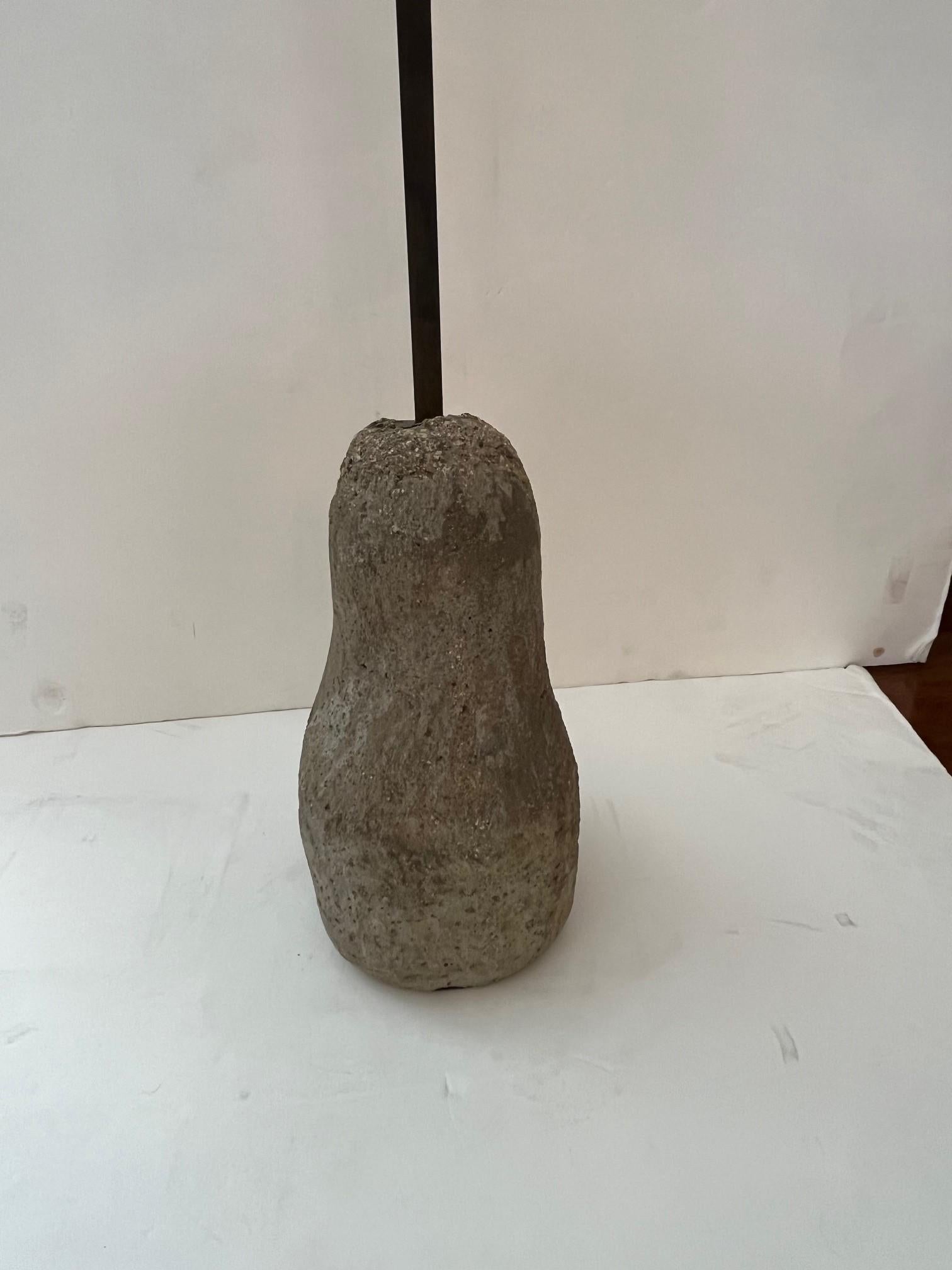 Candelabro a sette luci arricciate con base in ferro forgiato e pietra, patinato in bronzo scuro, candele di cera d'api arricciate a sette braccia di altezza 3