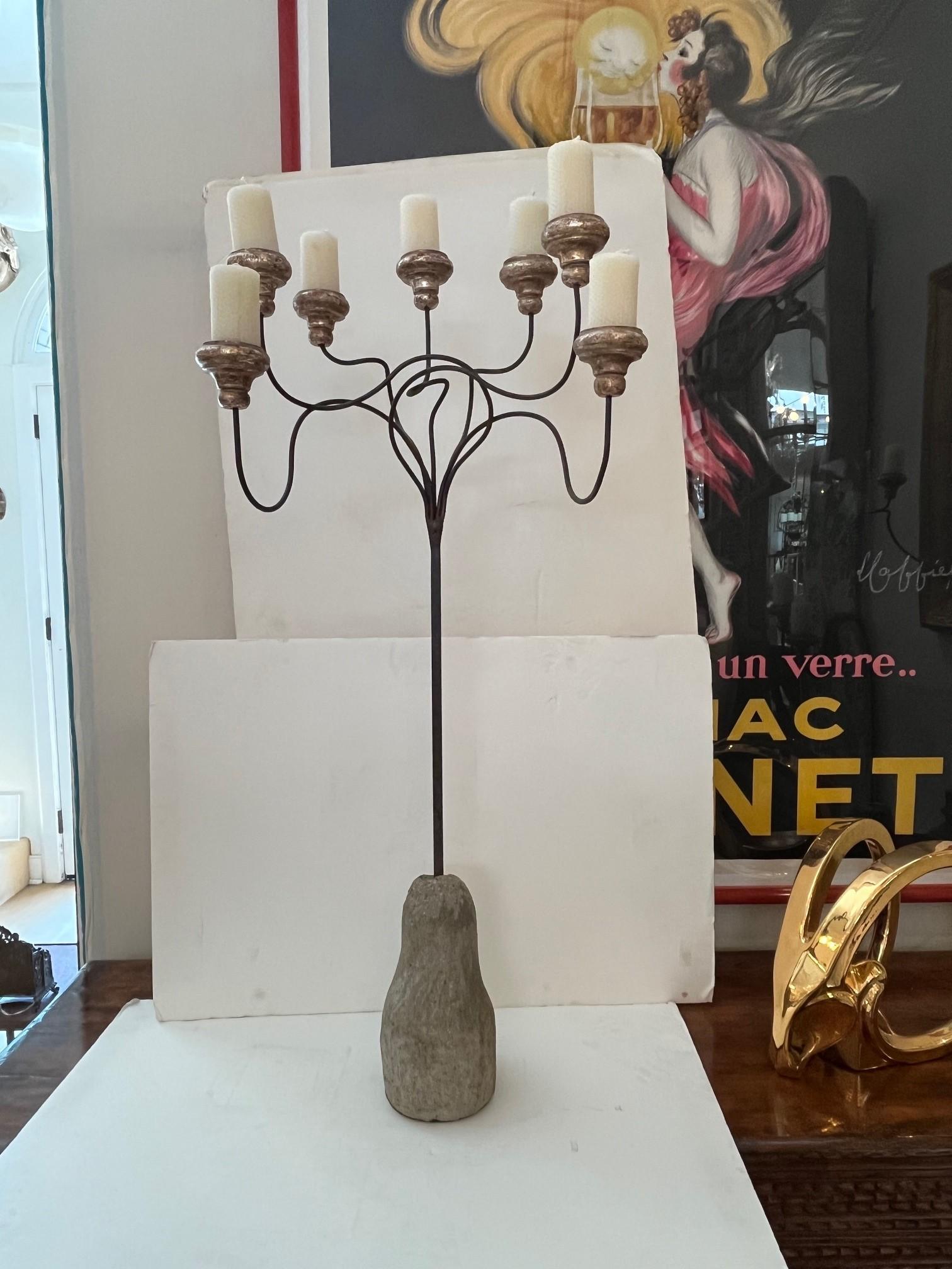 Fatto a mano Candelabro su ordinazione con base in ferro forgiato e pietra in bronzo scuro patinato in vendita