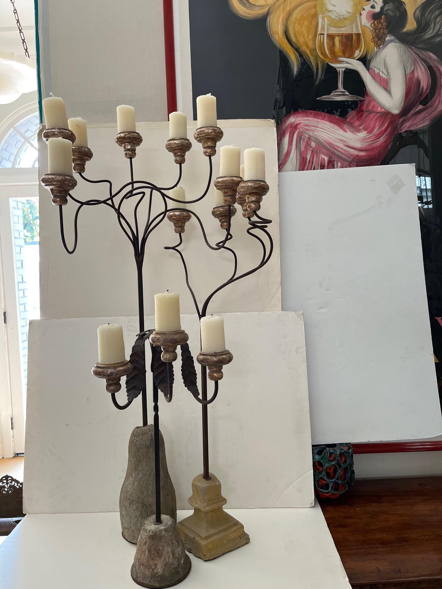 Acciaio Candelabro su ordinazione con base in ferro forgiato e pietra in bronzo scuro patinato in vendita