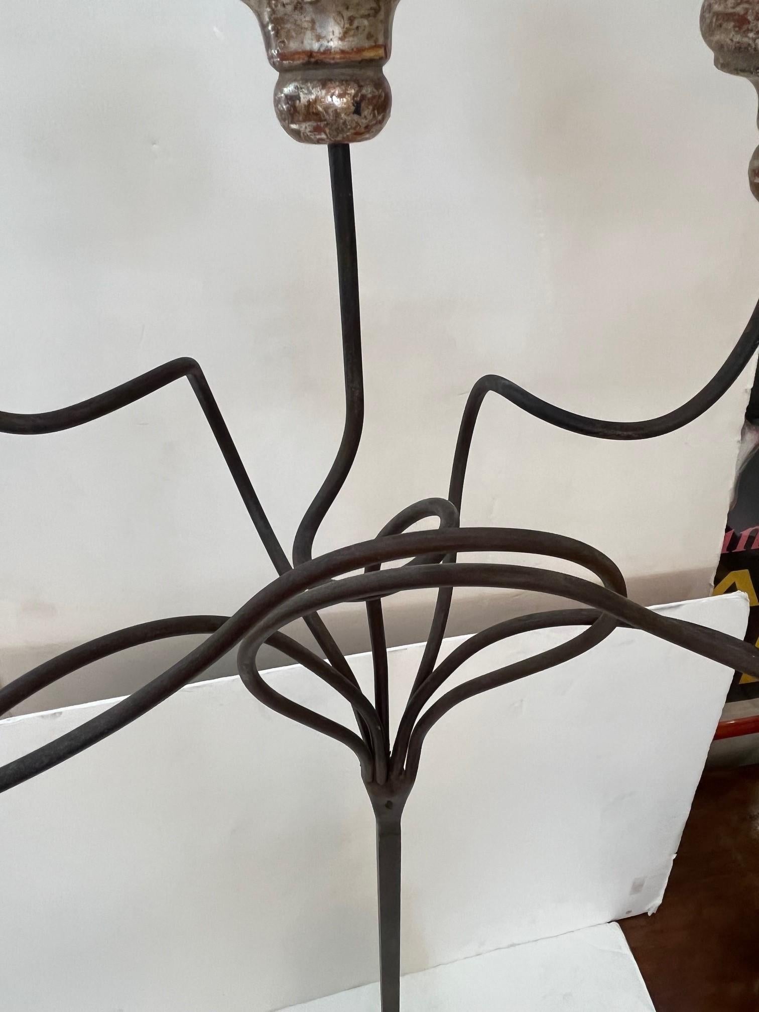 Candelabro su ordinazione con base in ferro forgiato e pietra in bronzo scuro patinato in vendita 2