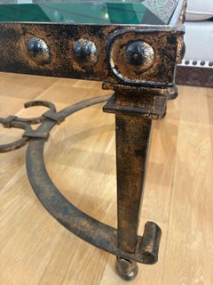 "Nuovo ed elegante tavolino Calais in ferro battuto con finitura in bronzo dorato"