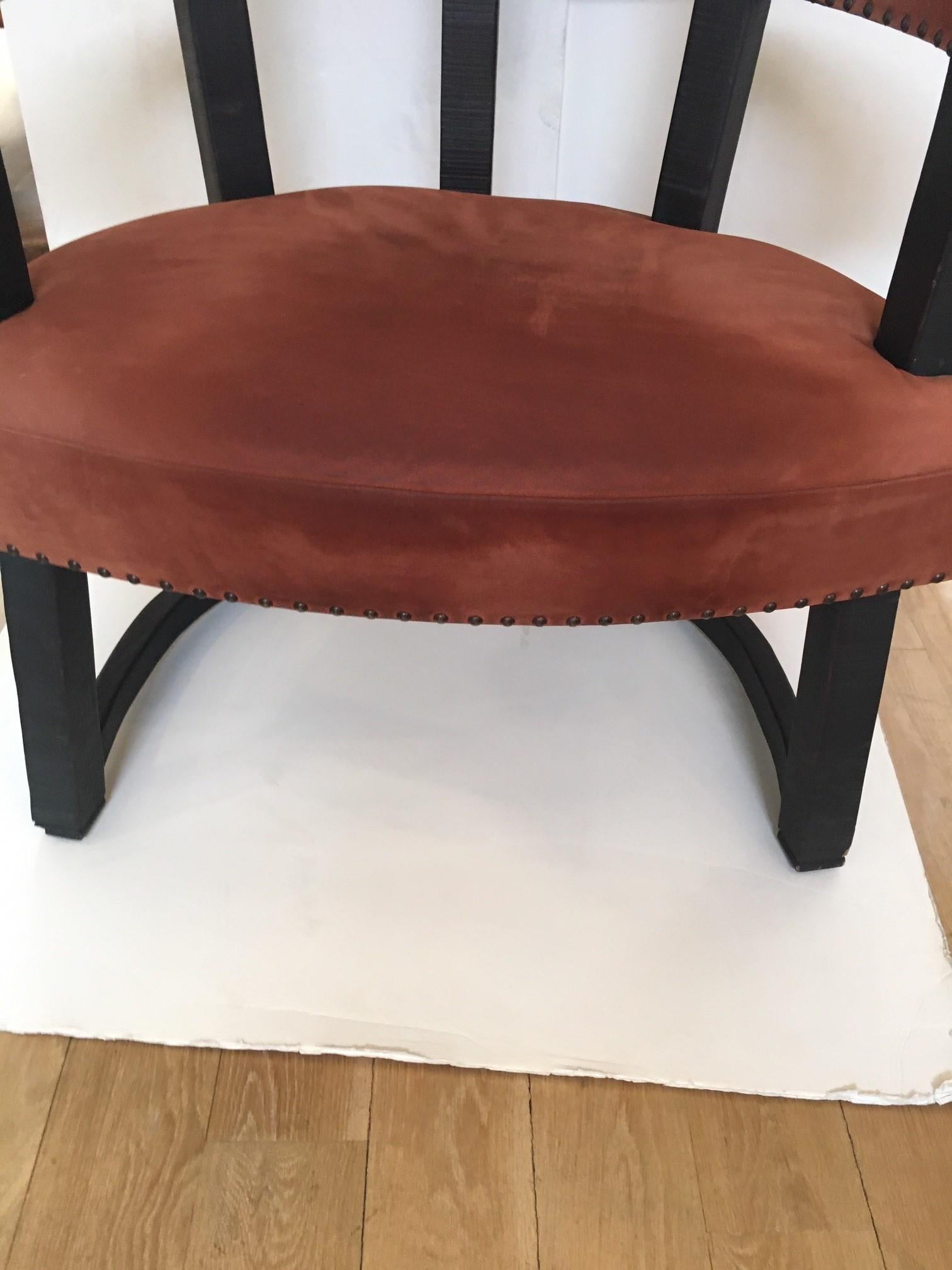 Sedia da pittore francese su ordinazione rivestita in pelle color salmone chiaro in vendita 2
