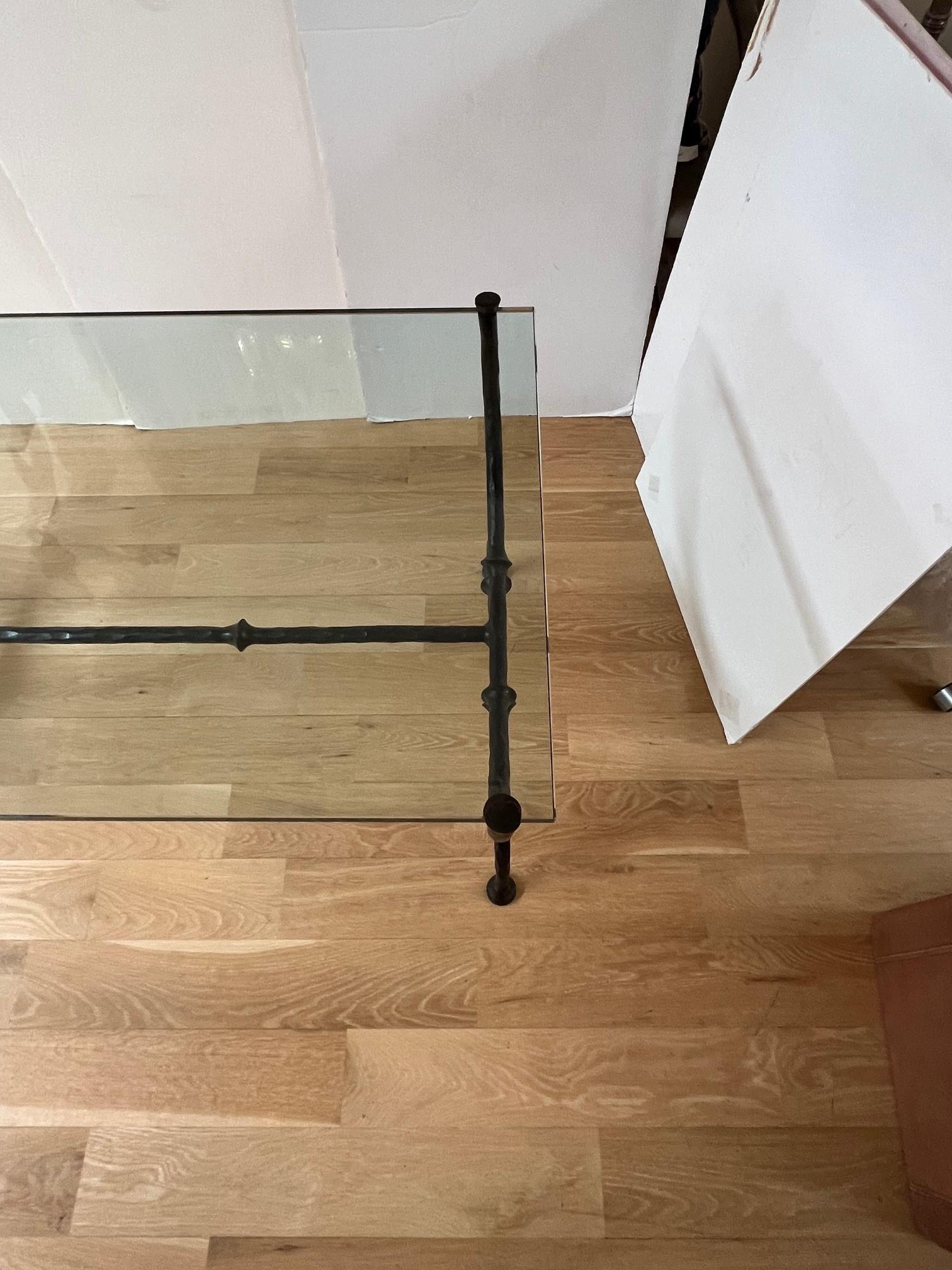 Table basse de style Giacometti en fer forgé à la main avec plateau en verre en vente 2