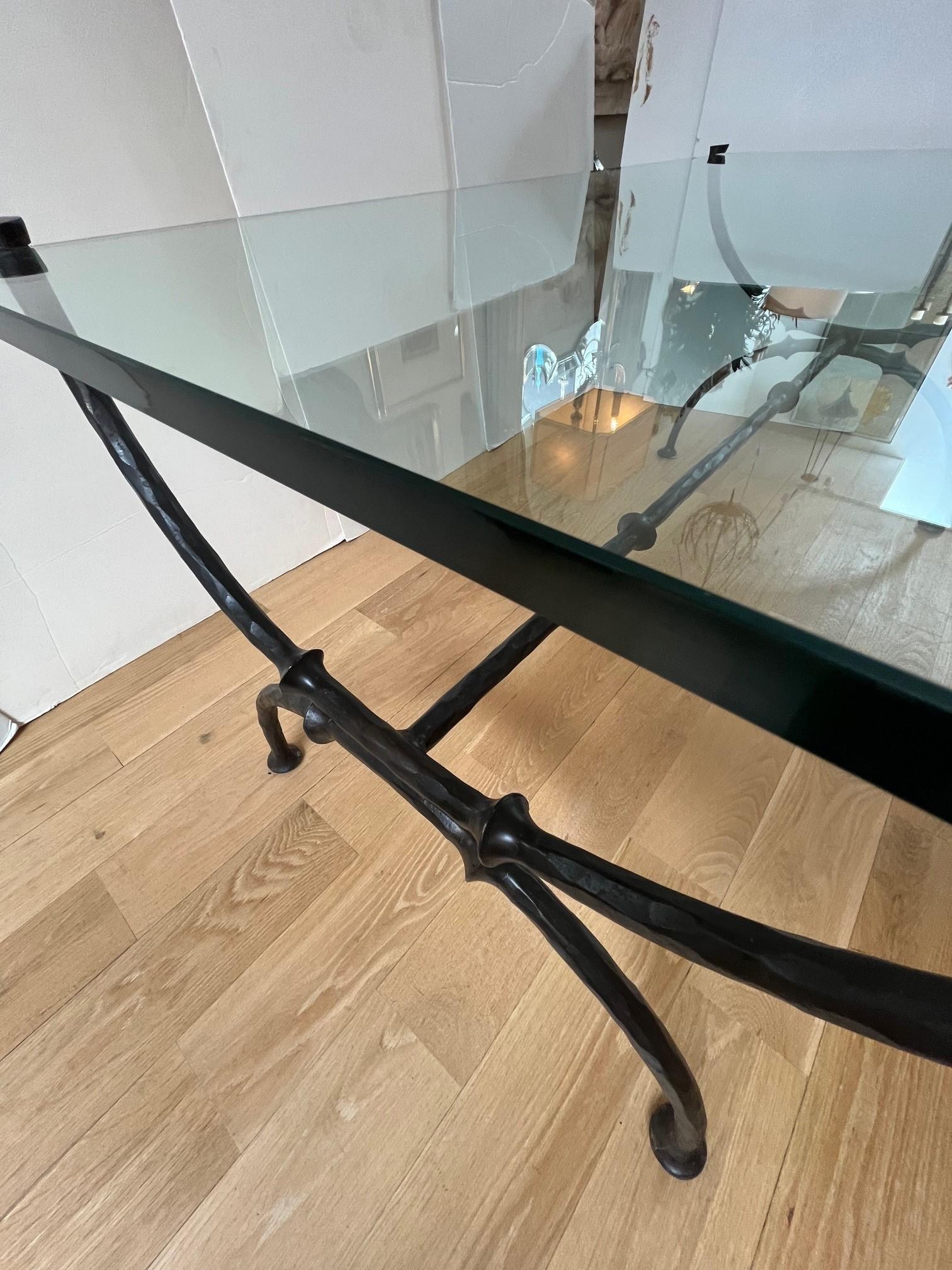 Table basse de style Giacometti en fer forgé à la main avec plateau en verre en vente 3