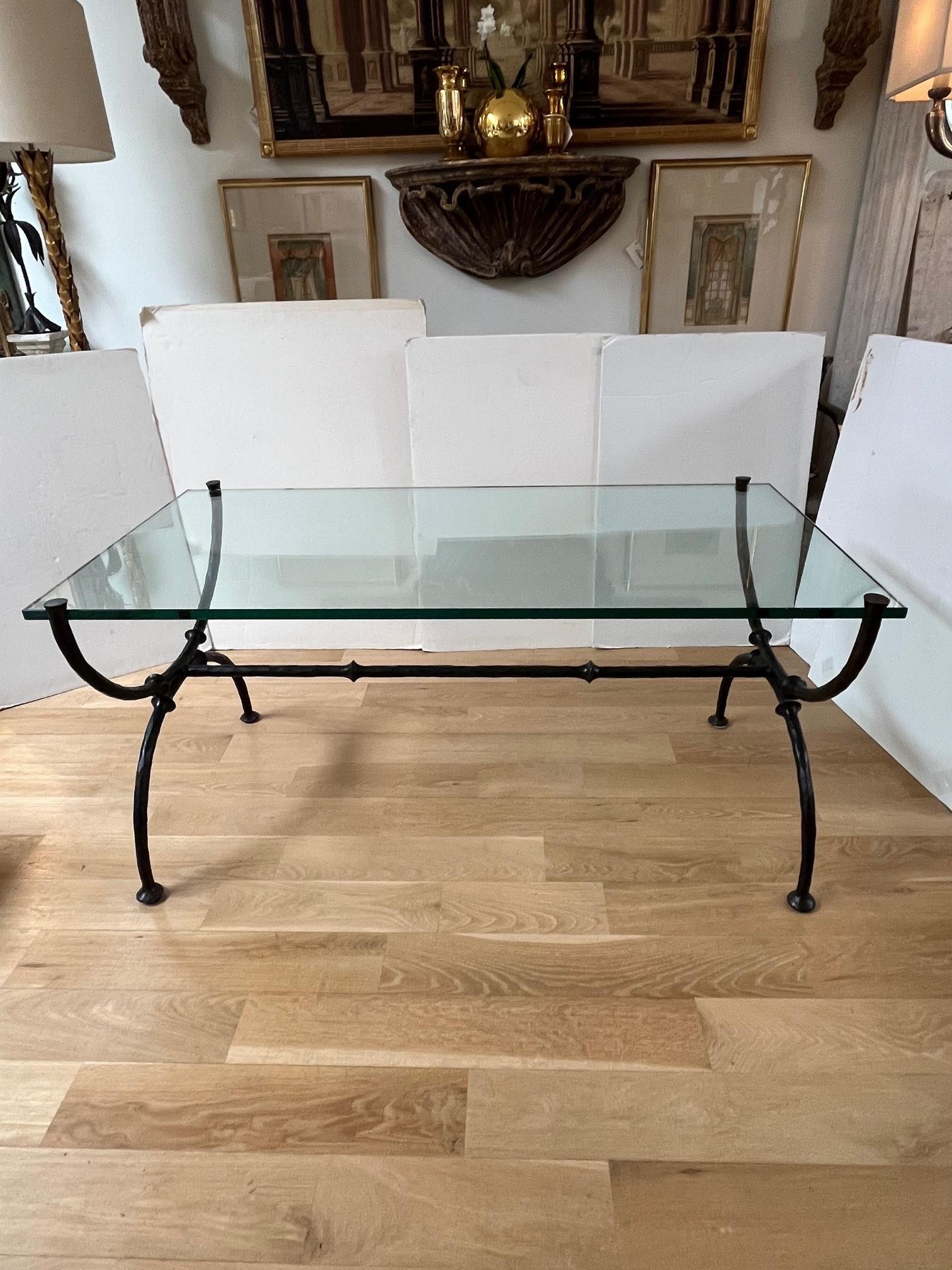 Table basse en fer forgé à la main de style Giacometti avec patine bronze noirci et plateau en verre de 3/4