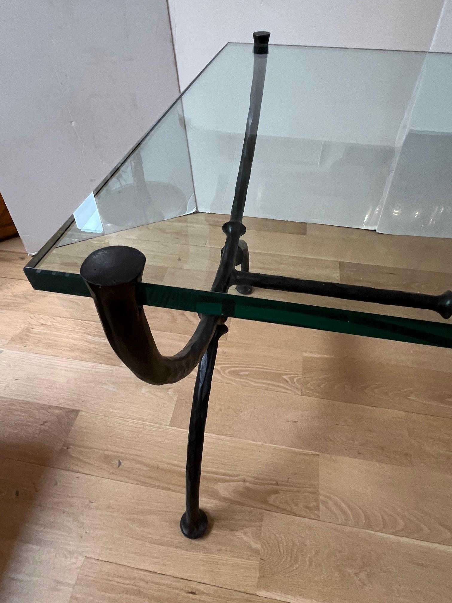 Arts and Crafts Table basse de style Giacometti en fer forgé à la main avec plateau en verre en vente