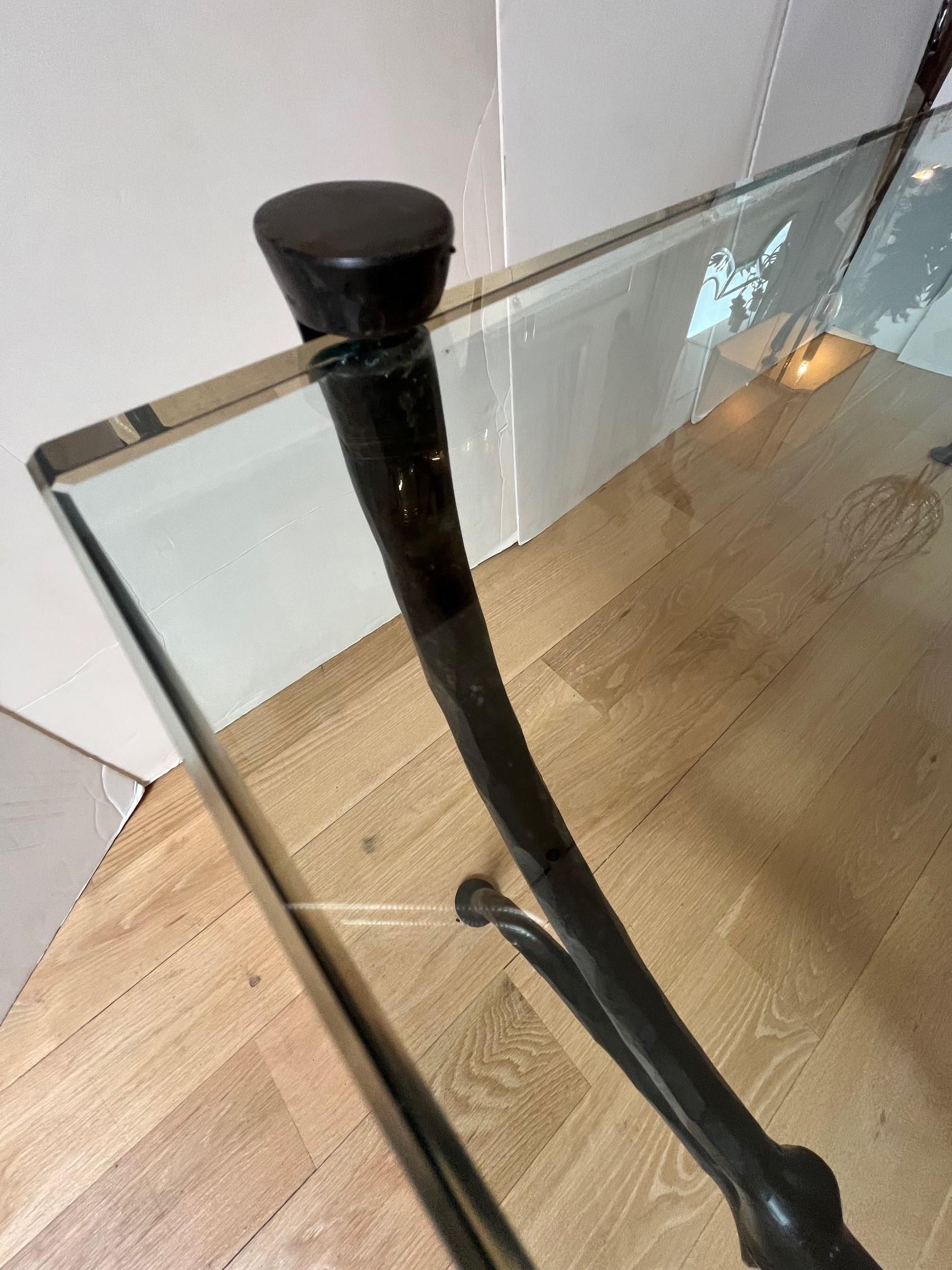XXIe siècle et contemporain Table basse de style Giacometti en fer forgé à la main avec plateau en verre en vente