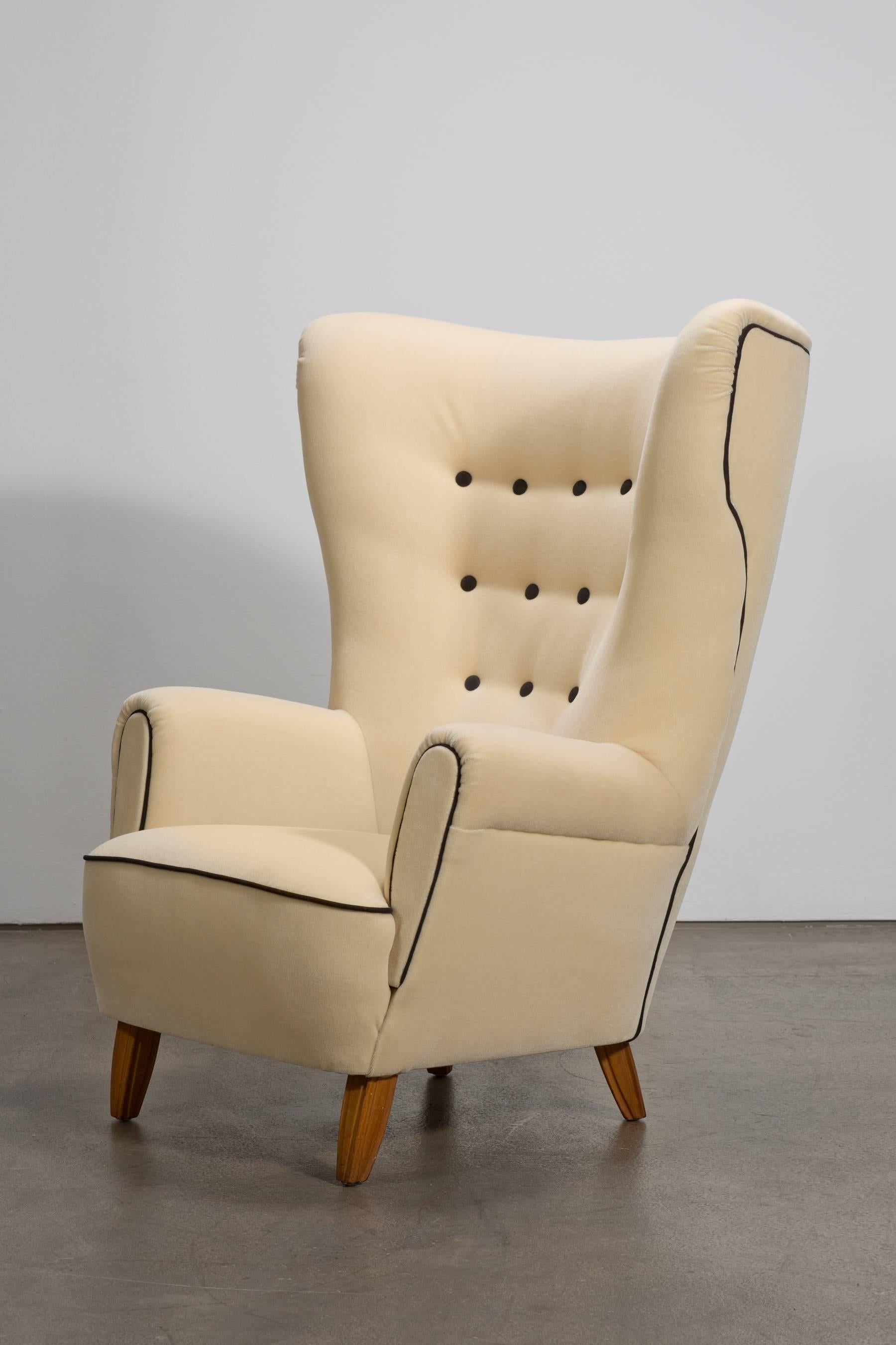 Made to Order Gio Ponti Style Mid-Century Elephant Wingback Armchair and Stool In Excellent Condition For Sale In Vienna, AT