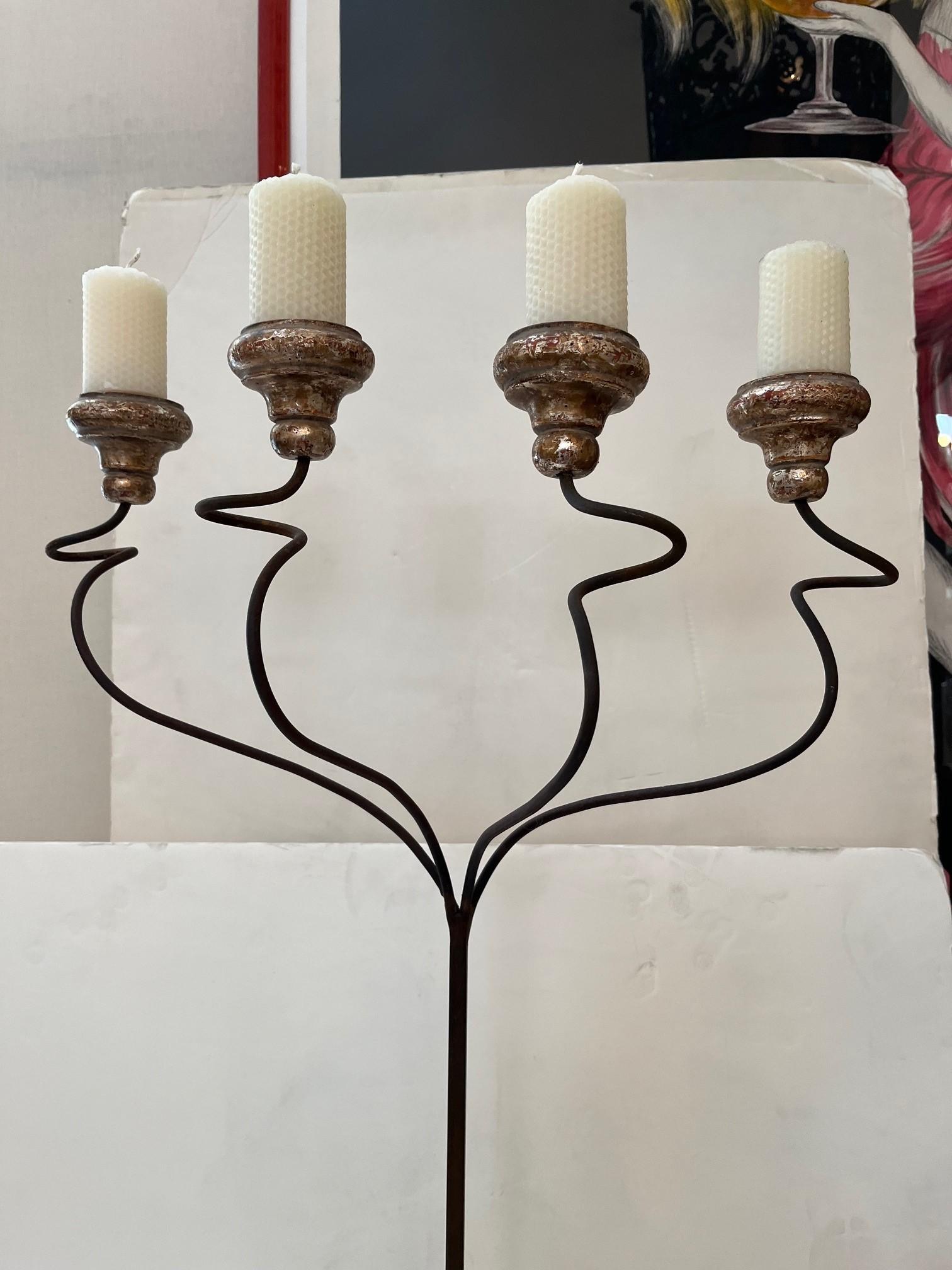 Fait sur commande, base en fer forgé et en pierre sculptée à la main, chandelier Four Lites, bras courbé patiné en bronze foncé, bougie en cire d'abeille de 3