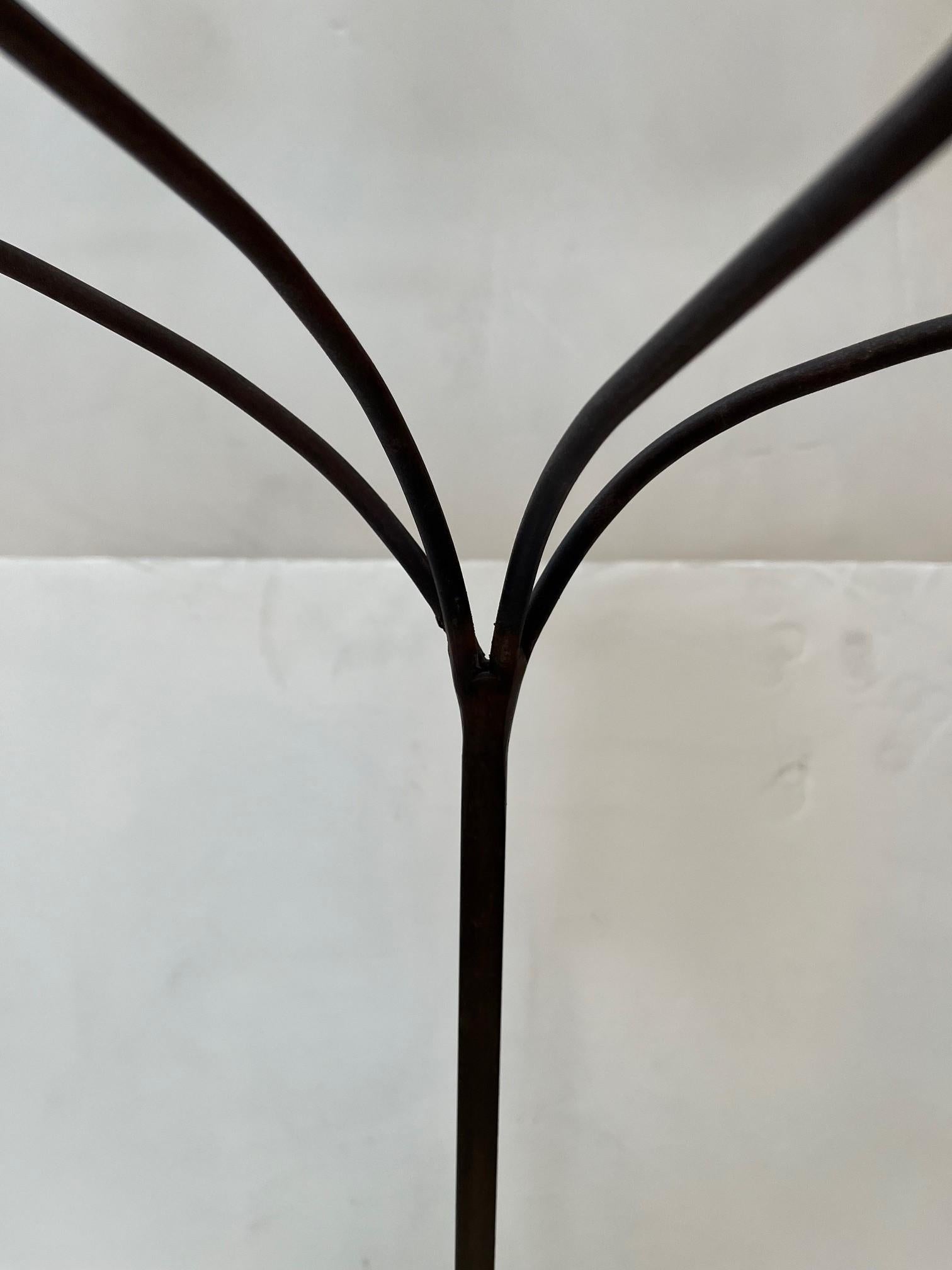XXIe siècle et contemporain Fabriqué sur commande Base en fer forgé et en pierre sculptée à la main Four Lights Candlestic en vente