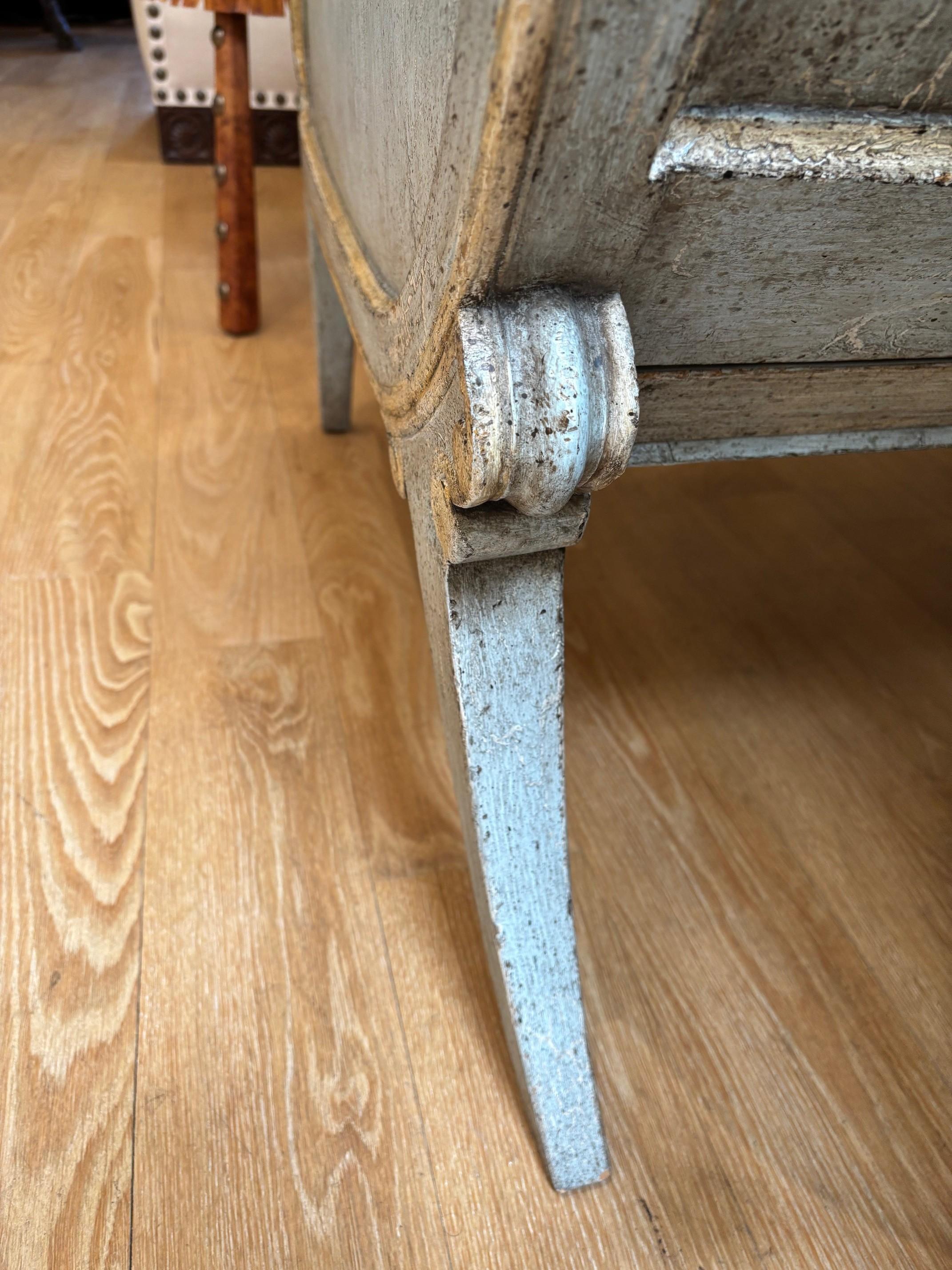 Sofá cama italiano pintado a mano por encargo, acabado craquelado azul envejecido en venta 3