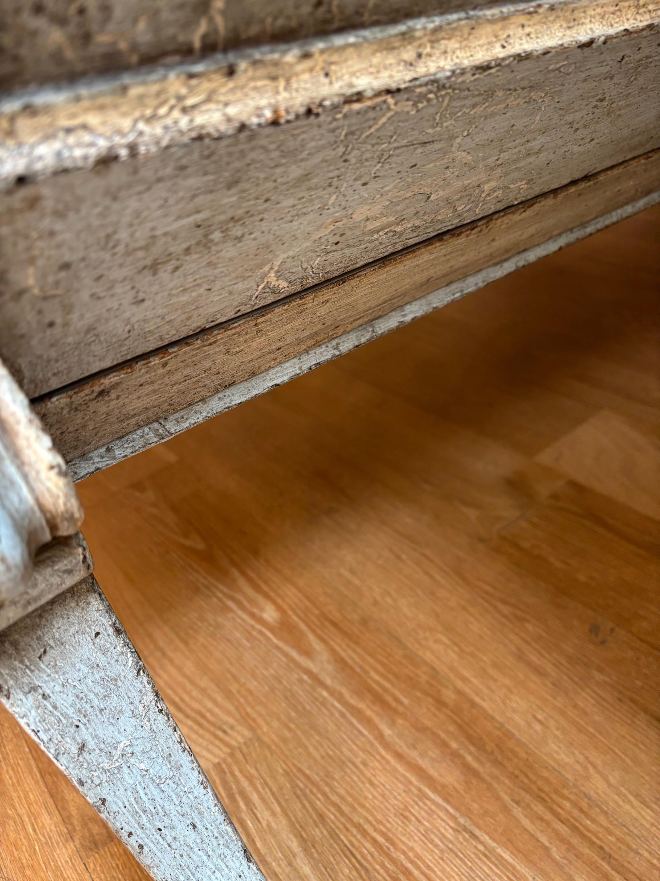 Sofá cama italiano pintado a mano por encargo, acabado craquelado azul envejecido en venta 4