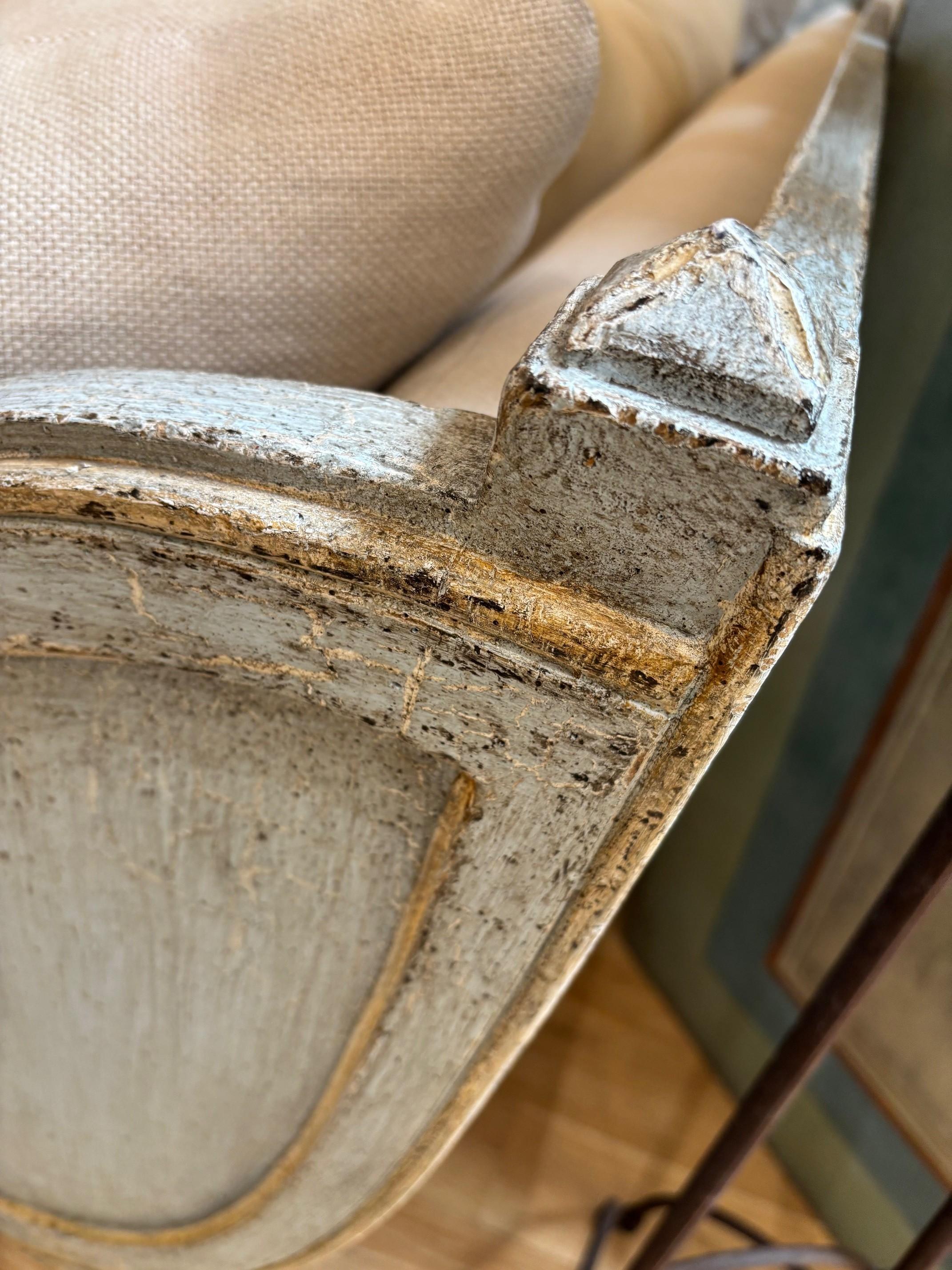 Sofá cama italiano pintado a mano por encargo, acabado craquelado azul envejecido en venta 5