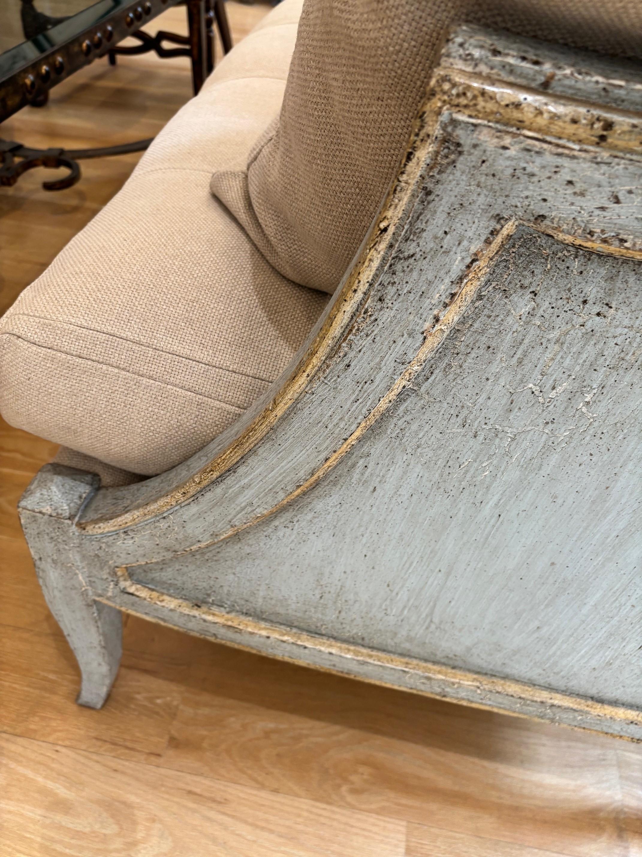 Sofá cama italiano pintado a mano por encargo, acabado craquelado azul envejecido en venta 6