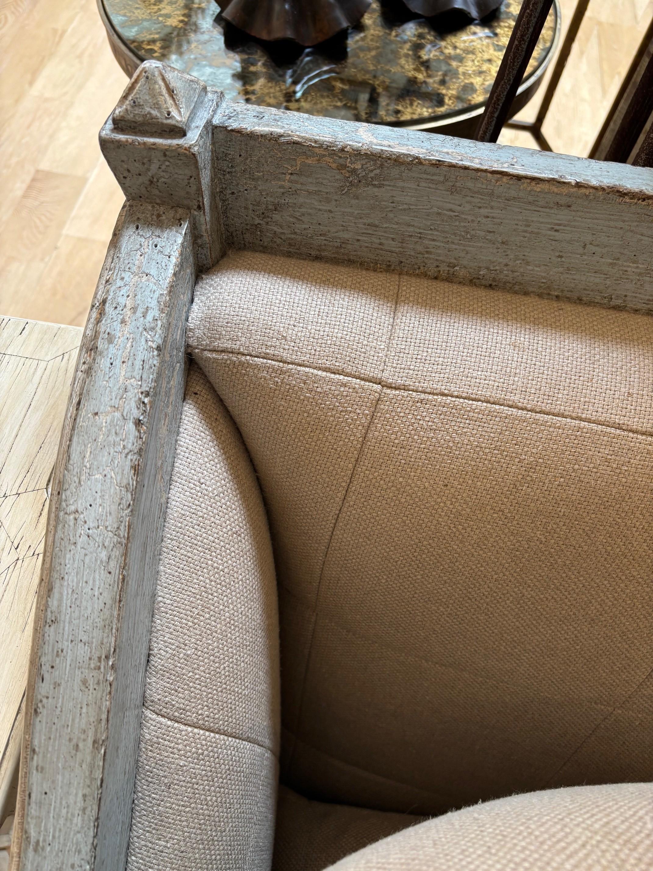 Sofá cama italiano pintado a mano por encargo, acabado craquelado azul envejecido en venta 7