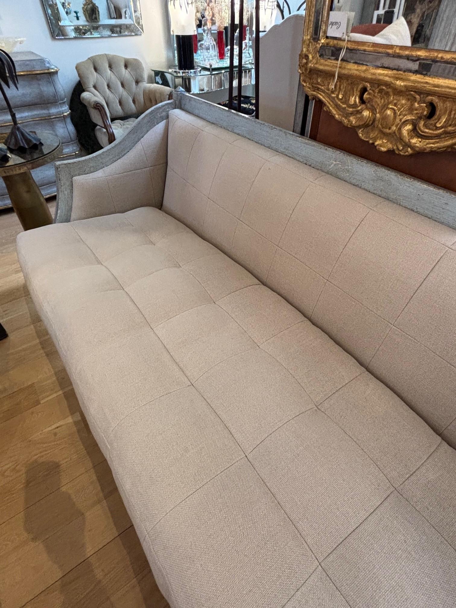 Regency Settee italienne peinte à la main, finition bleu craquelé vieillie en vente