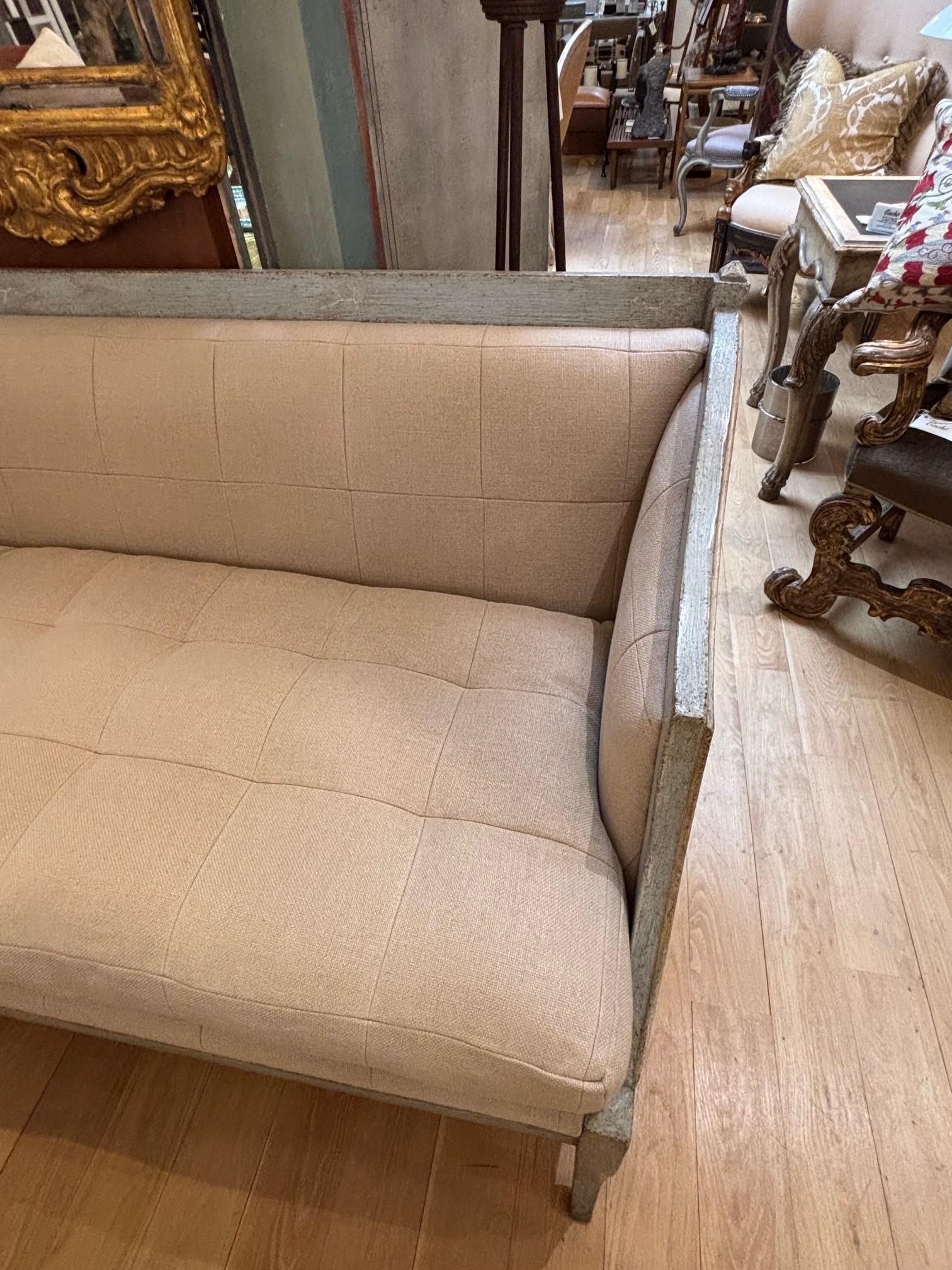 XVIIIe siècle Settee italienne peinte à la main, finition bleu craquelé vieillie en vente