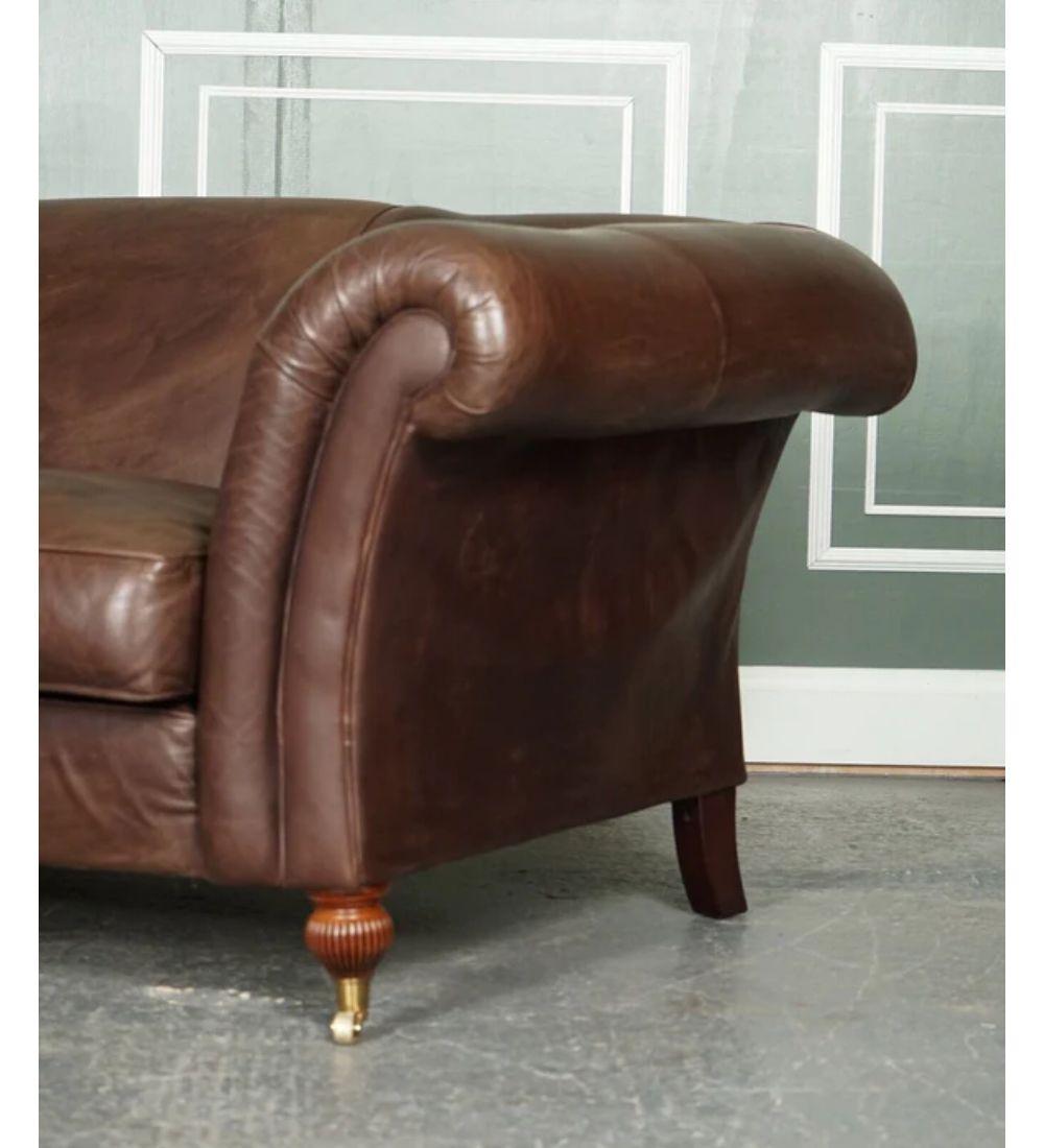 Nous avons le plaisir de vous proposer à la vente cet adorable canapé trois à quatre places en cuir marron Heritage, fabriqué sur mesure.

Ce canapé a été fabriqué à la main par Mark Elliot, un fabricant basé dans le Suffolk, en Angleterre. Cette