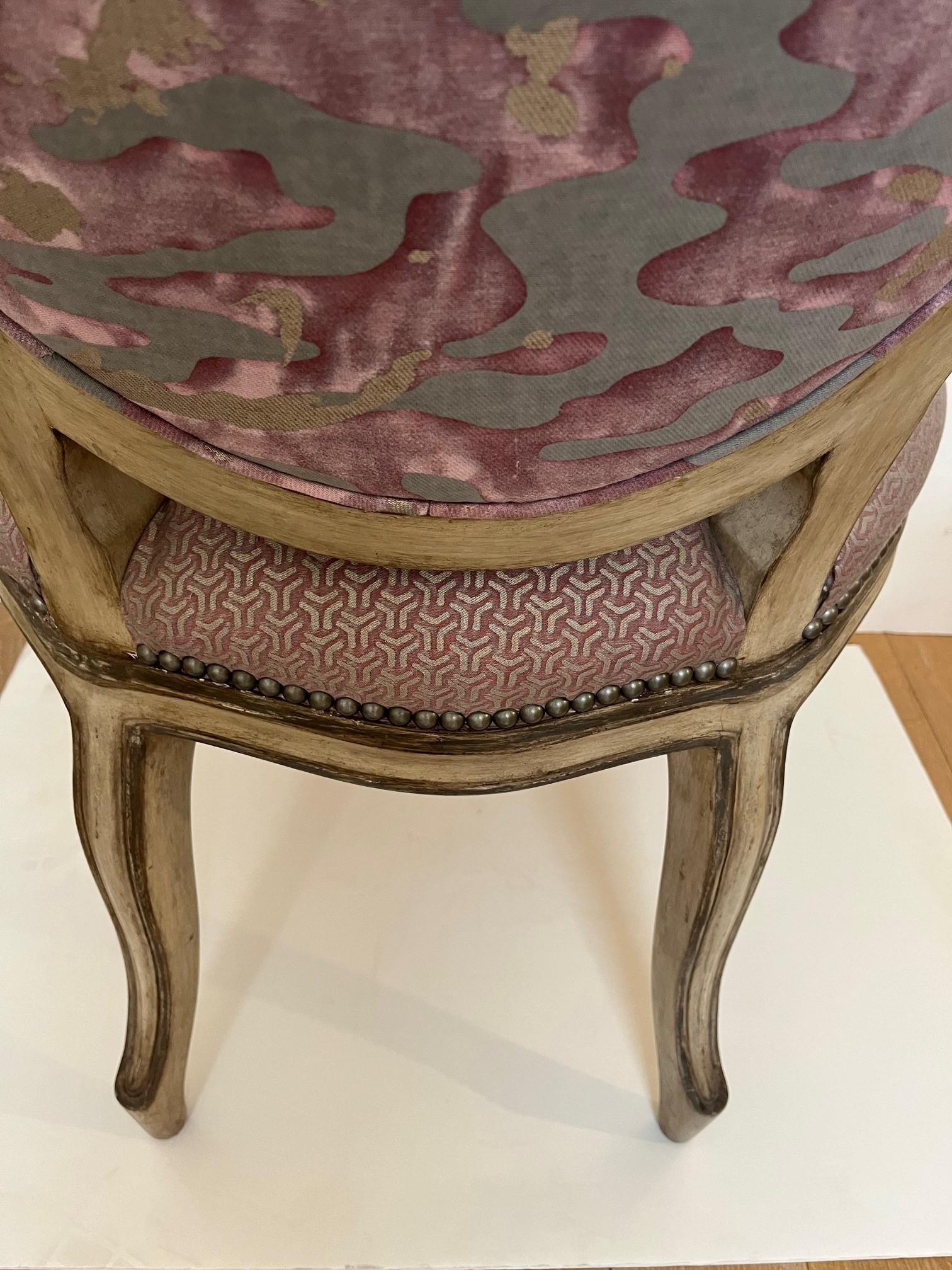 Fauteuil de salle à manger de style Louis XV peint à l'ancienne, fabriqué sur commande en vente 3