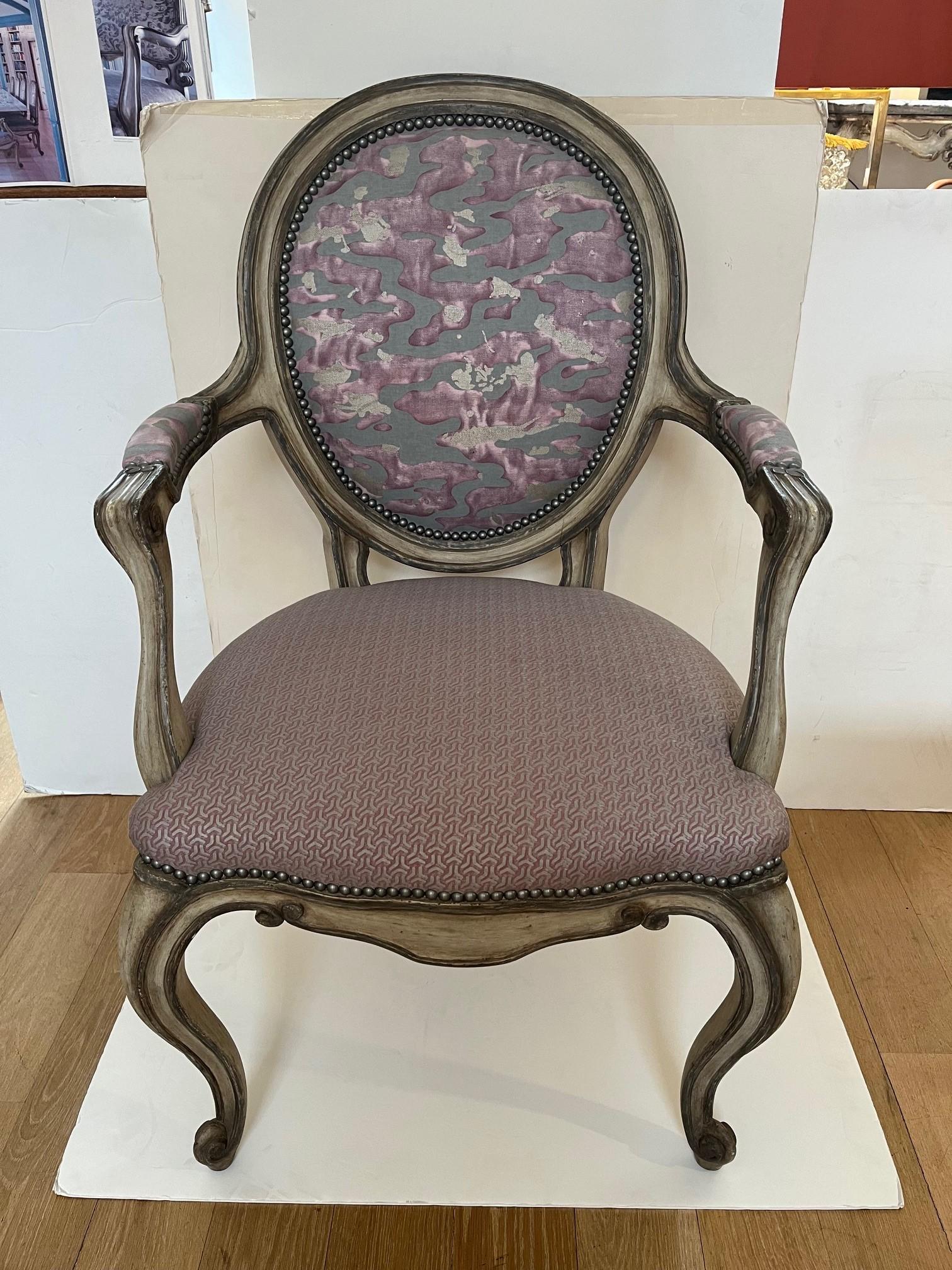 Sculpté Fauteuil de salle à manger de style Louis XV peint à l'ancienne, fabriqué sur commande en vente