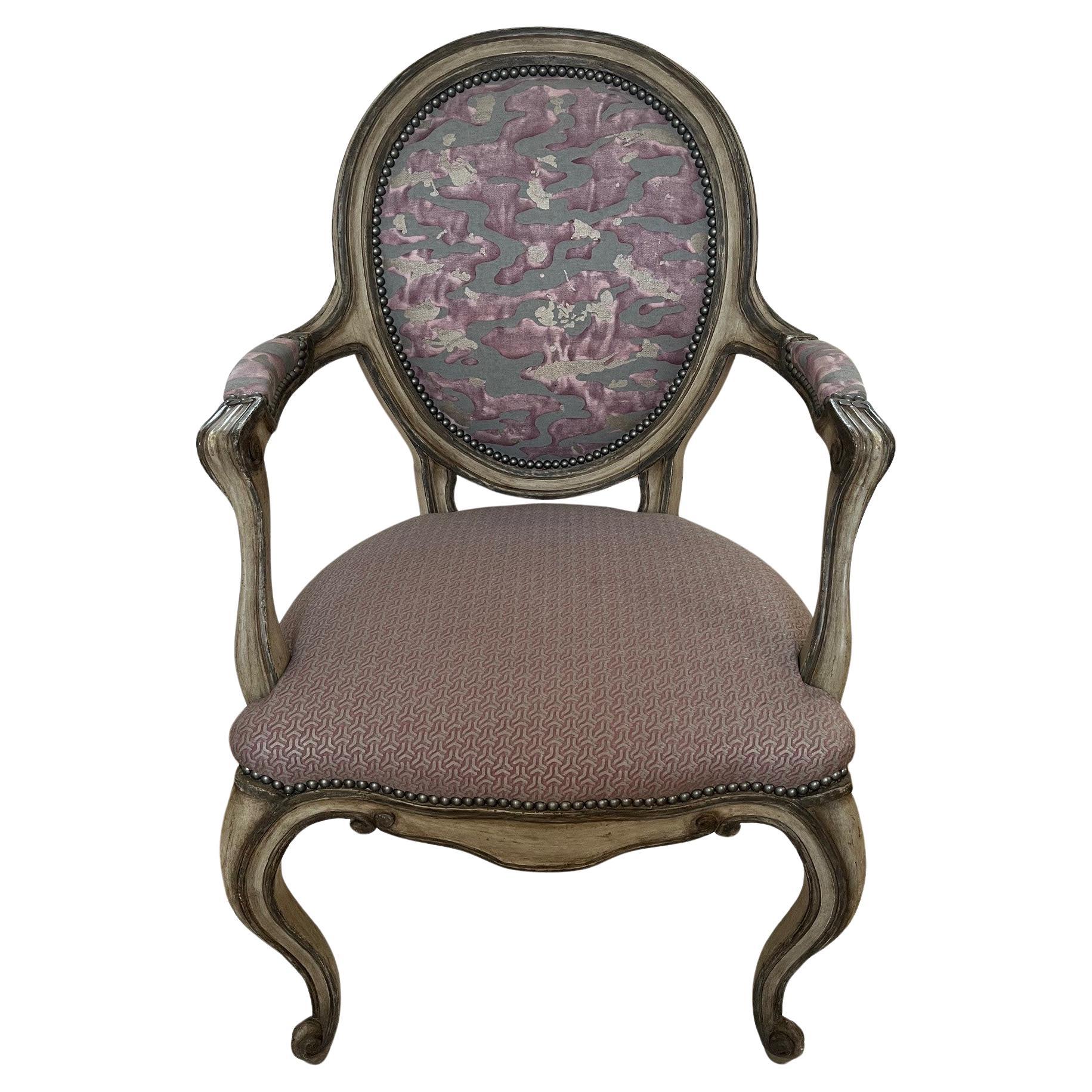 Fauteuil de salle à manger de style Louis XV peint à l'ancienne, fabriqué sur commande en vente