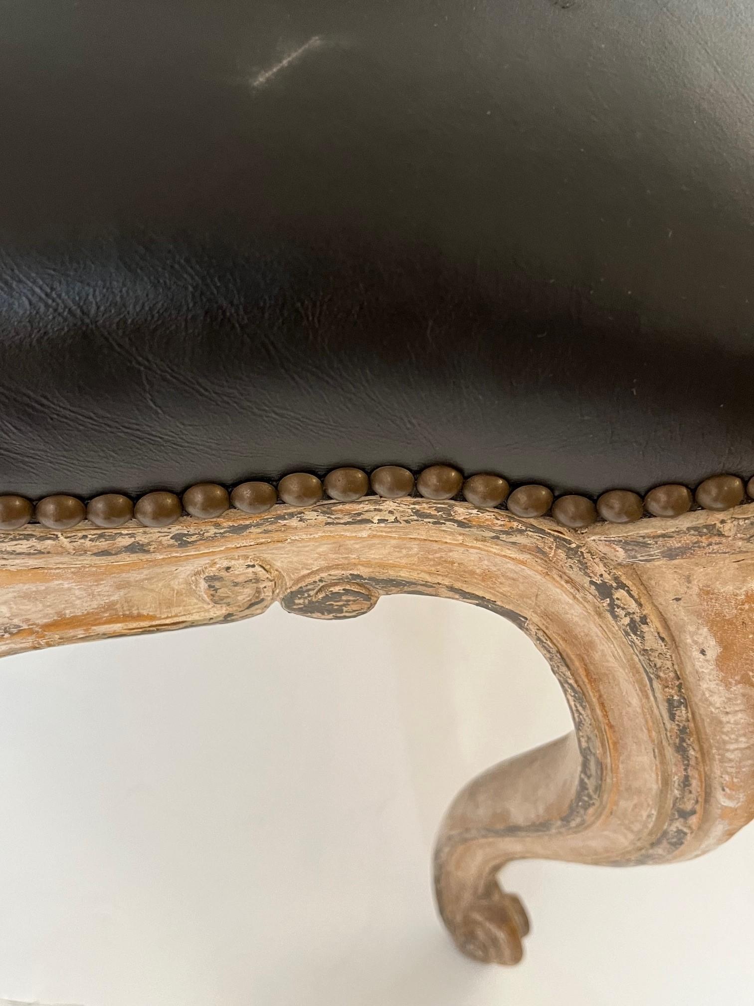 Sculpté Chaise d'appoint de style Louis XV peinte à l'ancienne et fabriquée sur commande en vente