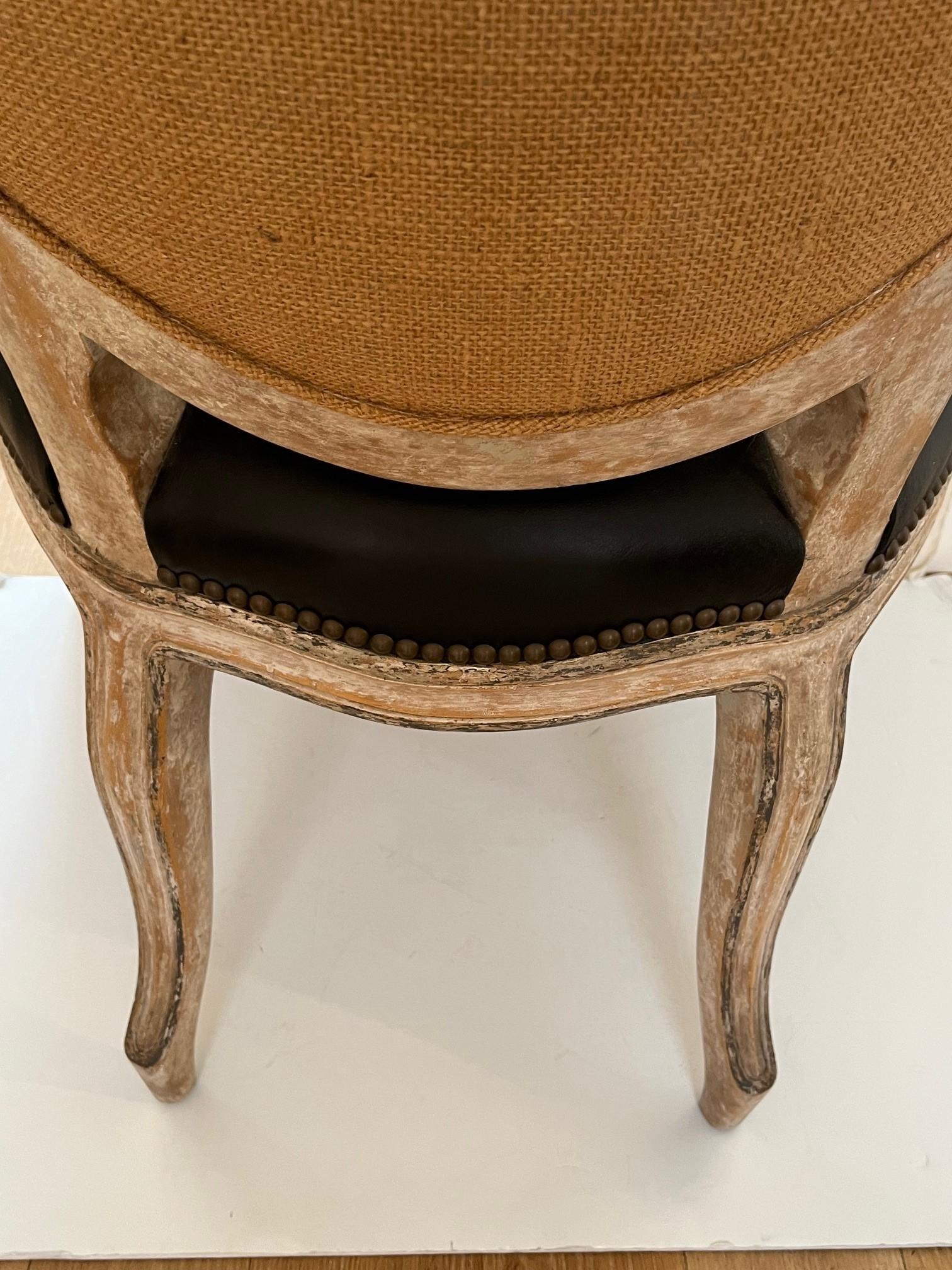 Esszimmer-Beistellstuhl im Louis-XV-Stil, auf Bestellung gefertigt, antik lackiert im Zustand „Neu“ im Angebot in Los Angeles, CA