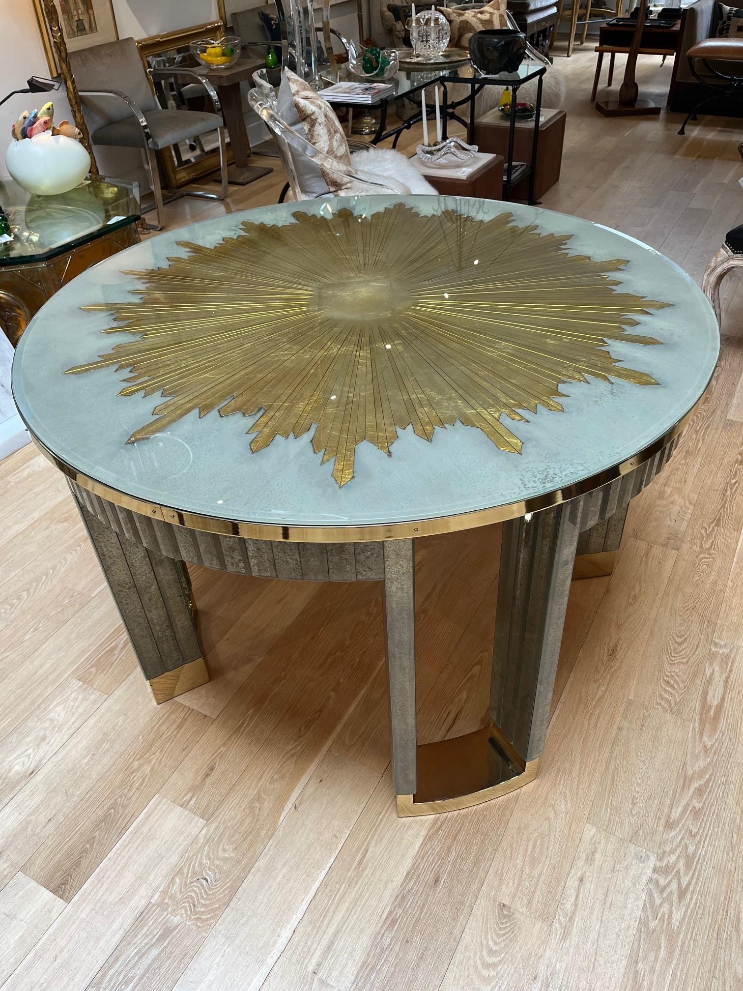 Table centrale pittoresque en miroir avec étoile gravée et dorée, biseautée et amovible, avec plateau en bois incrusté en dessous, modèle de salle d'exposition.