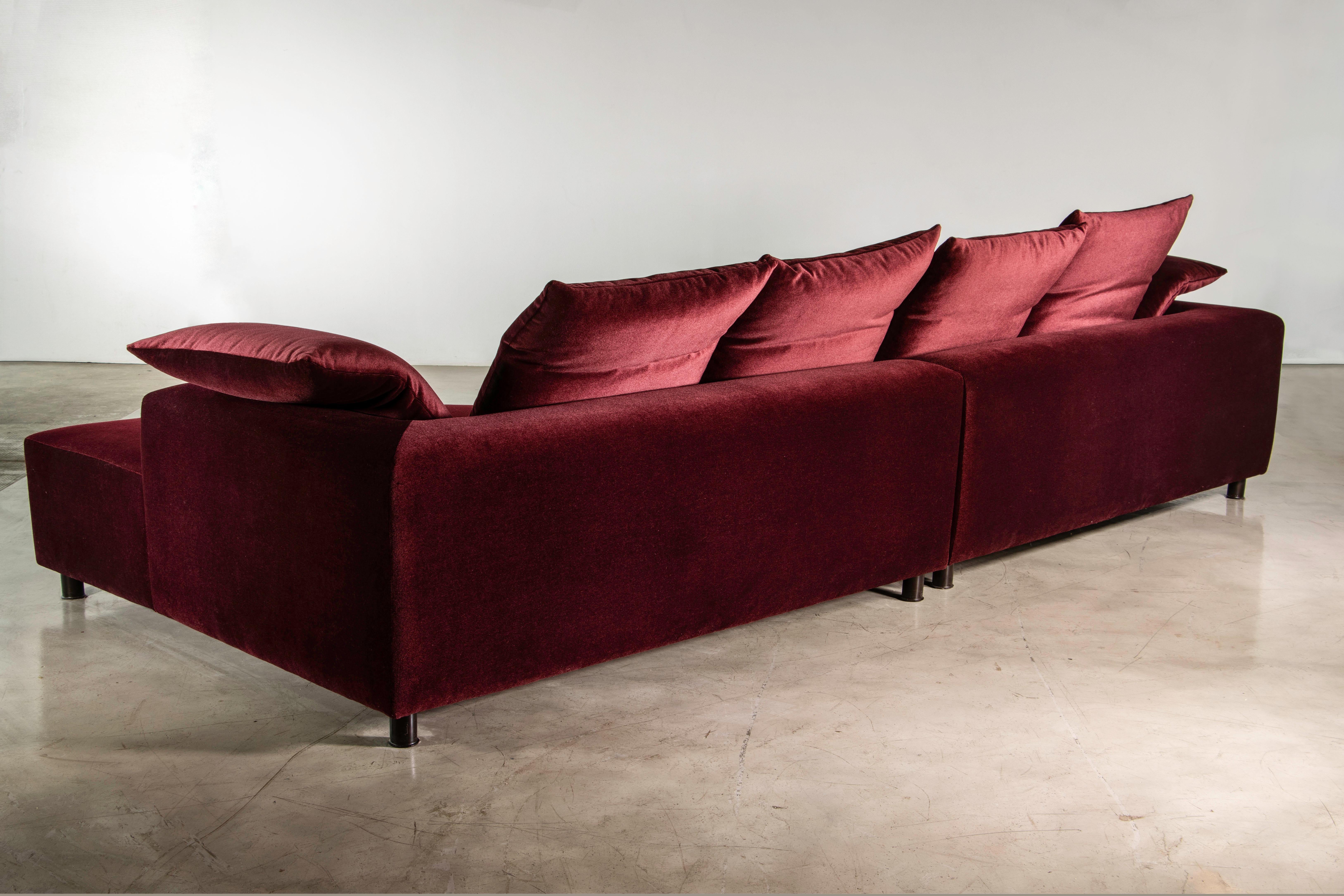 Sofia : Canapé sectionnel moderne et personnalisable sur mesure en COM ou en cuir et pieds en bronze par Costantini 

Les dimensions sont 144
