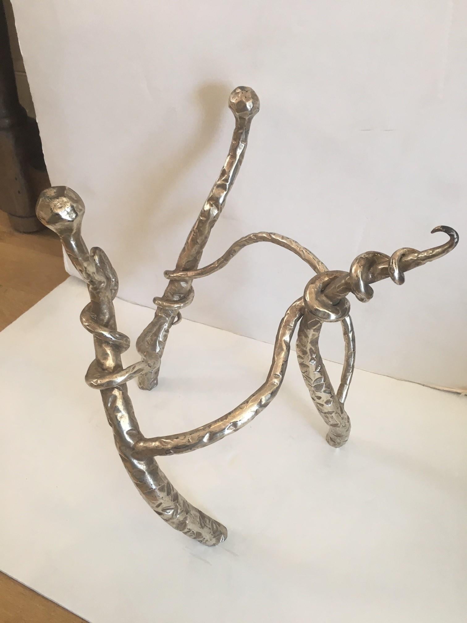 Table d'appoint de forme organique en fer forgé à la main avec plateau en verre en vente 6