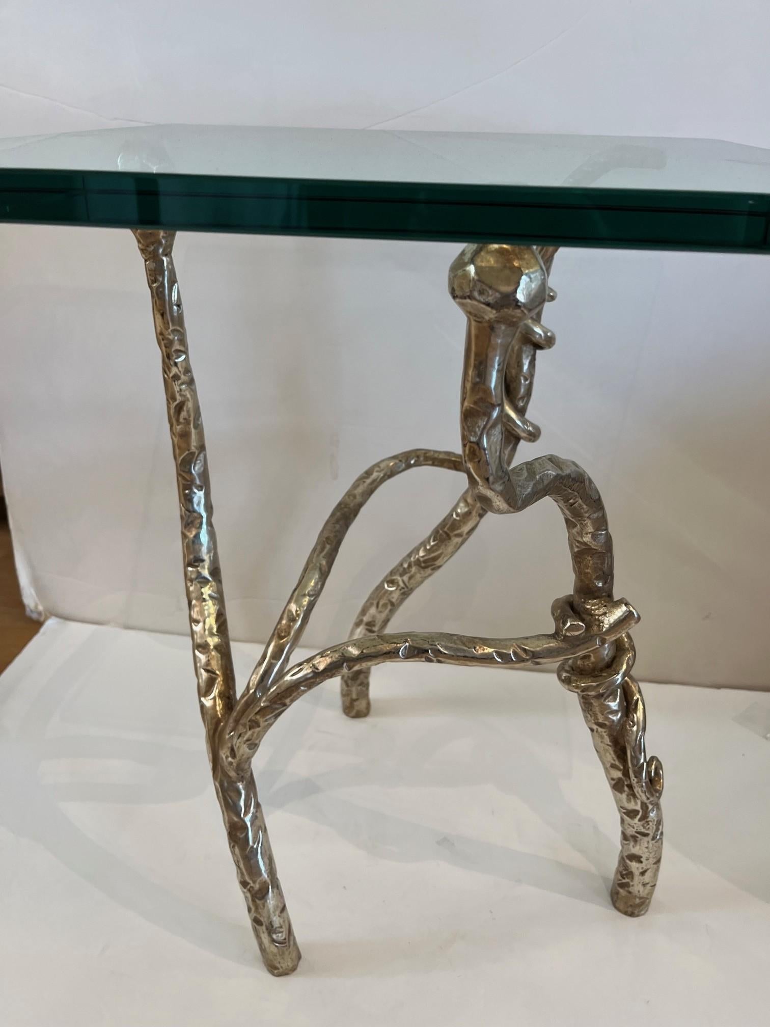 Table d'appoint de forme organique en fer forgé torsadé, base en fer torsadé finie à la main en or blanc 12kt avec plateau en verre poli de 3/4