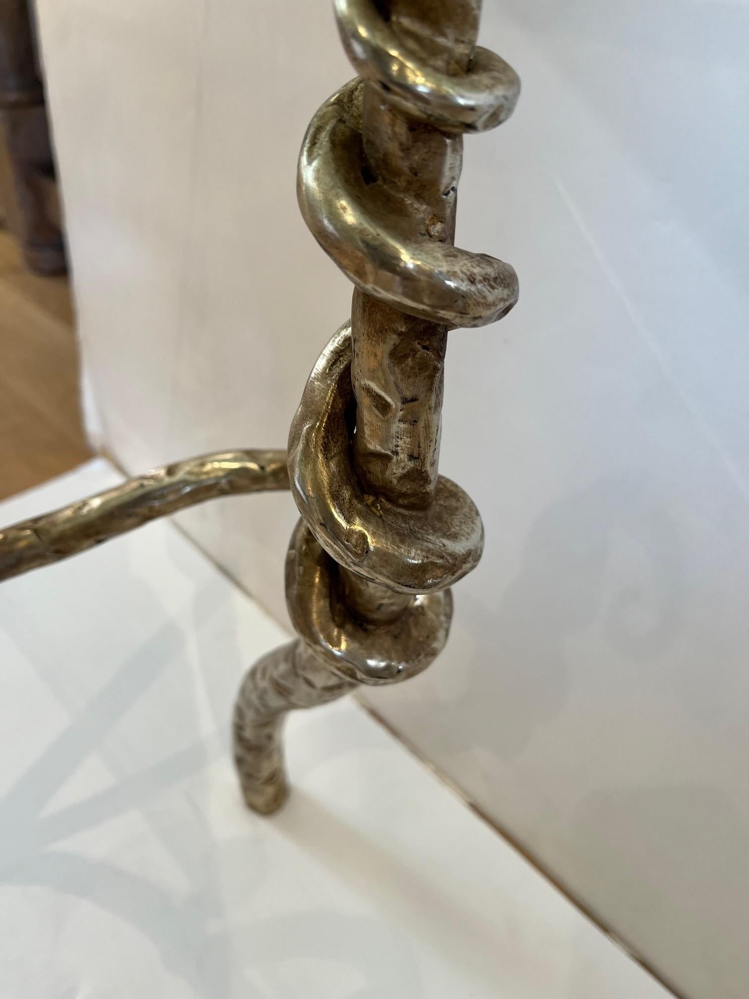 Effet bronze Table d'appoint de forme organique en fer forgé à la main avec plateau en verre en vente
