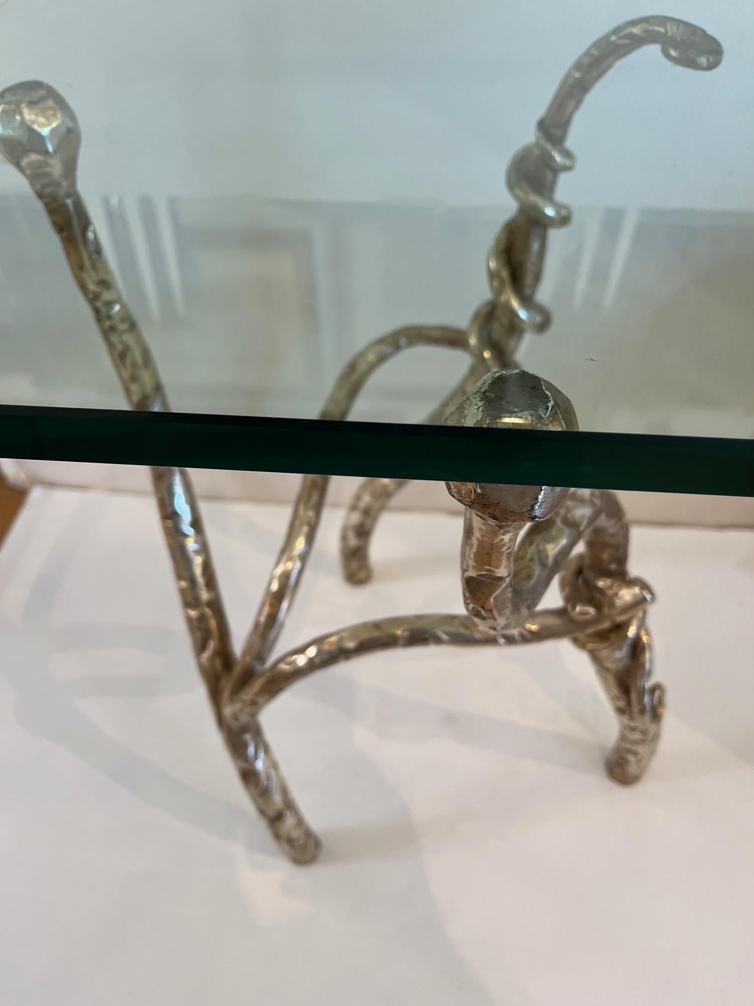 Table d'appoint de forme organique en fer forgé à la main avec plateau en verre Neuf - En vente à Los Angeles, CA