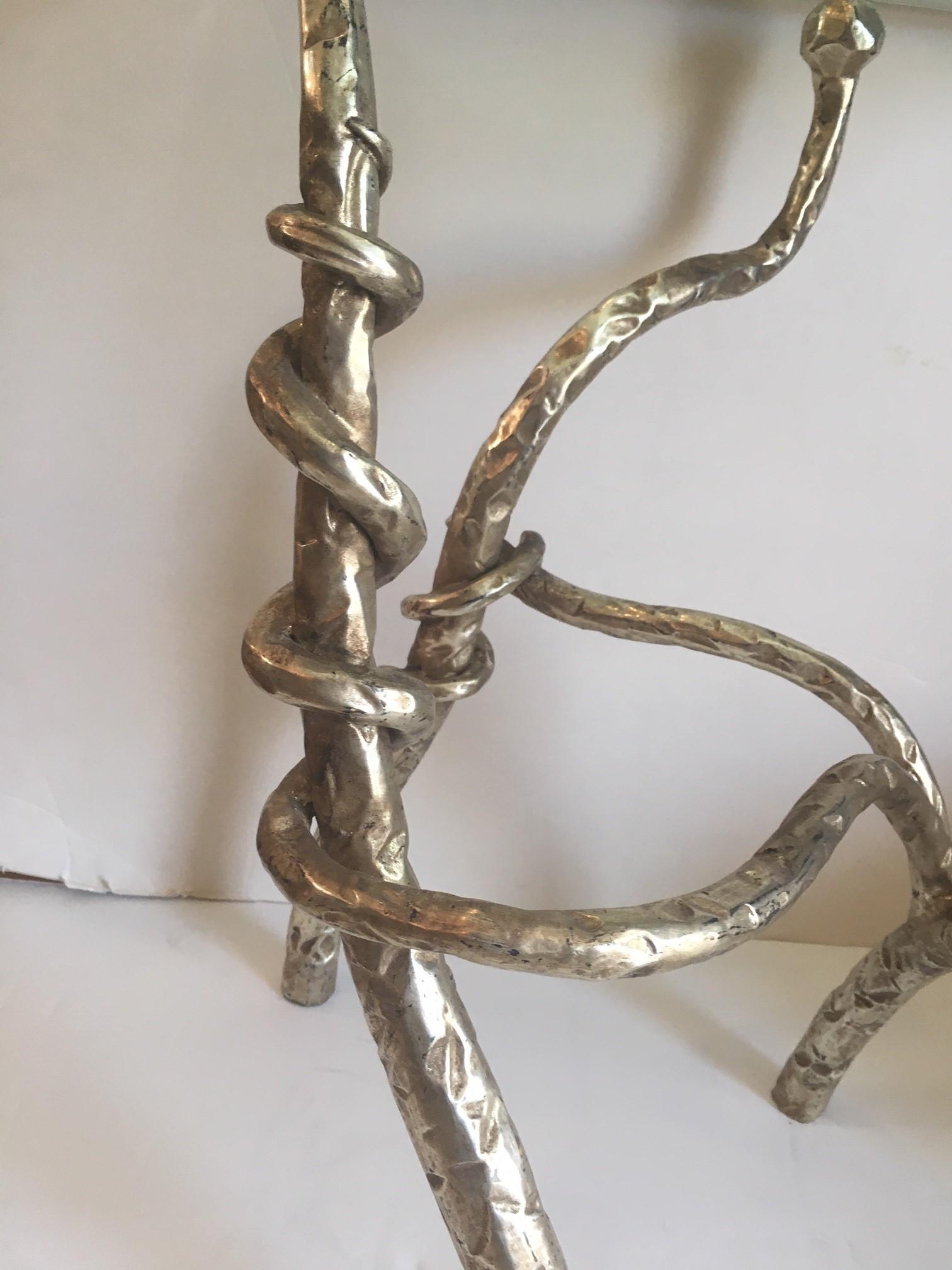XXIe siècle et contemporain Table d'appoint de forme organique en fer forgé à la main avec plateau en verre en vente