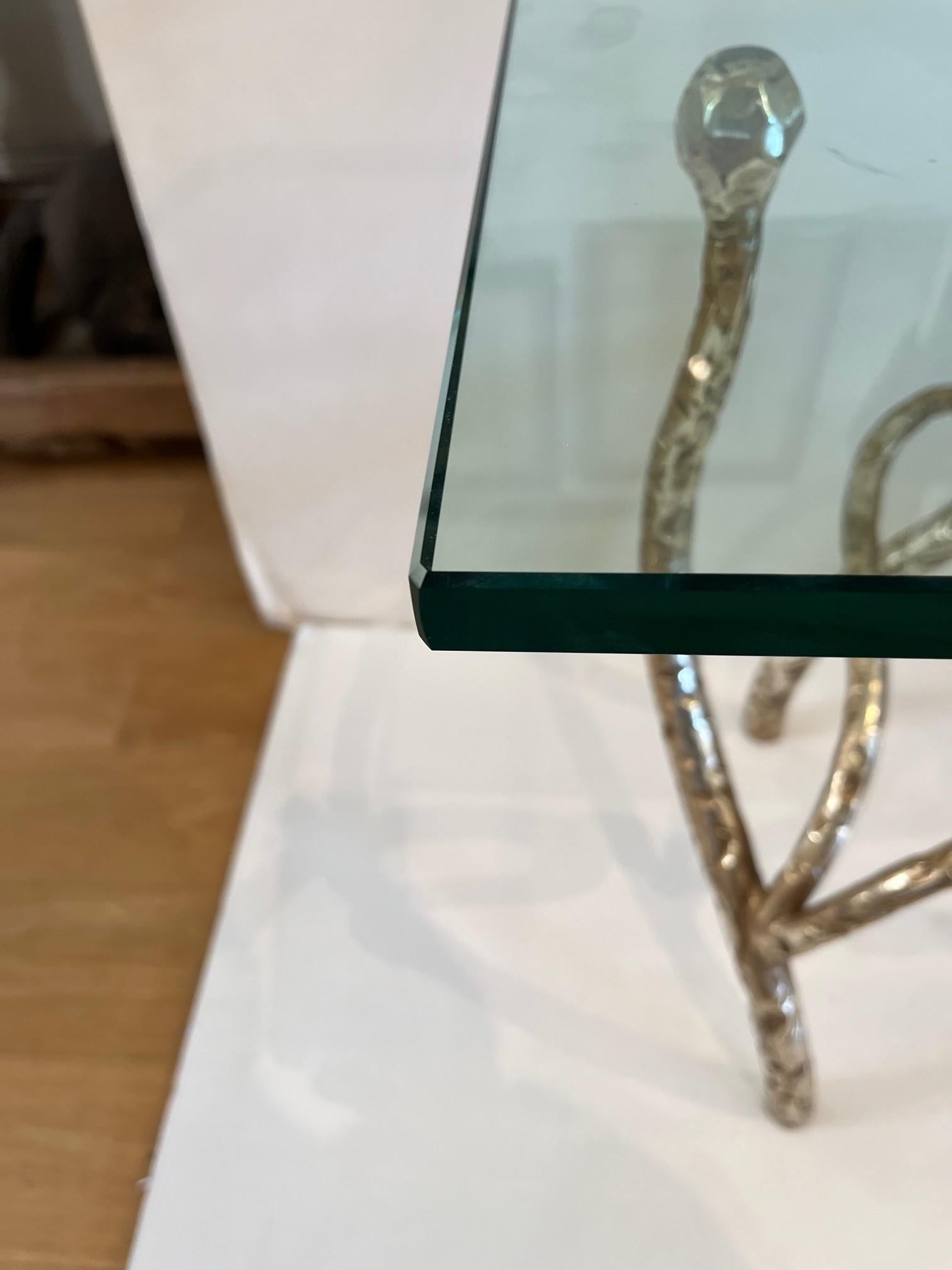 Métal Table d'appoint de forme organique en fer forgé à la main avec plateau en verre en vente