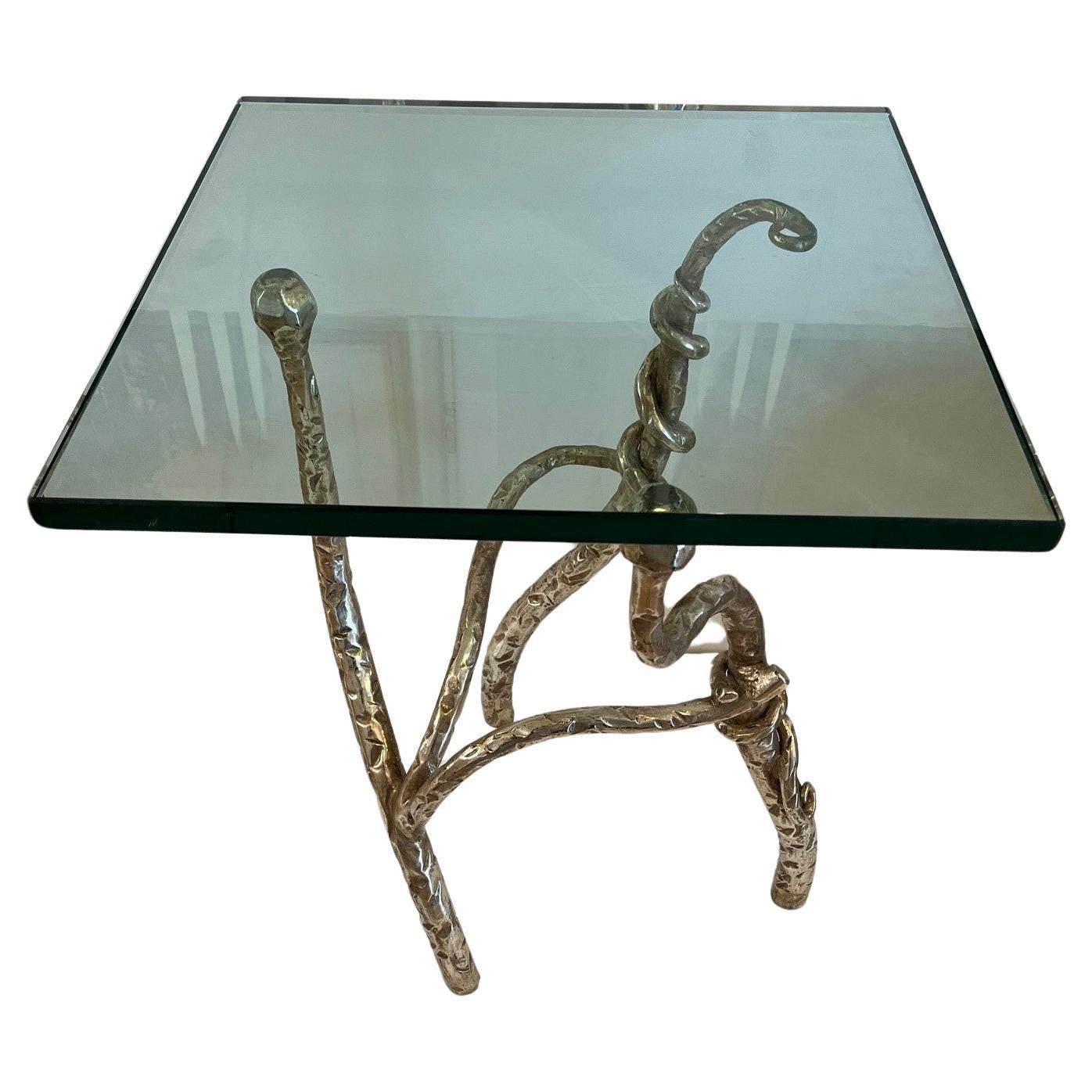 Table d'appoint de forme organique en fer forgé à la main avec plateau en verre en vente