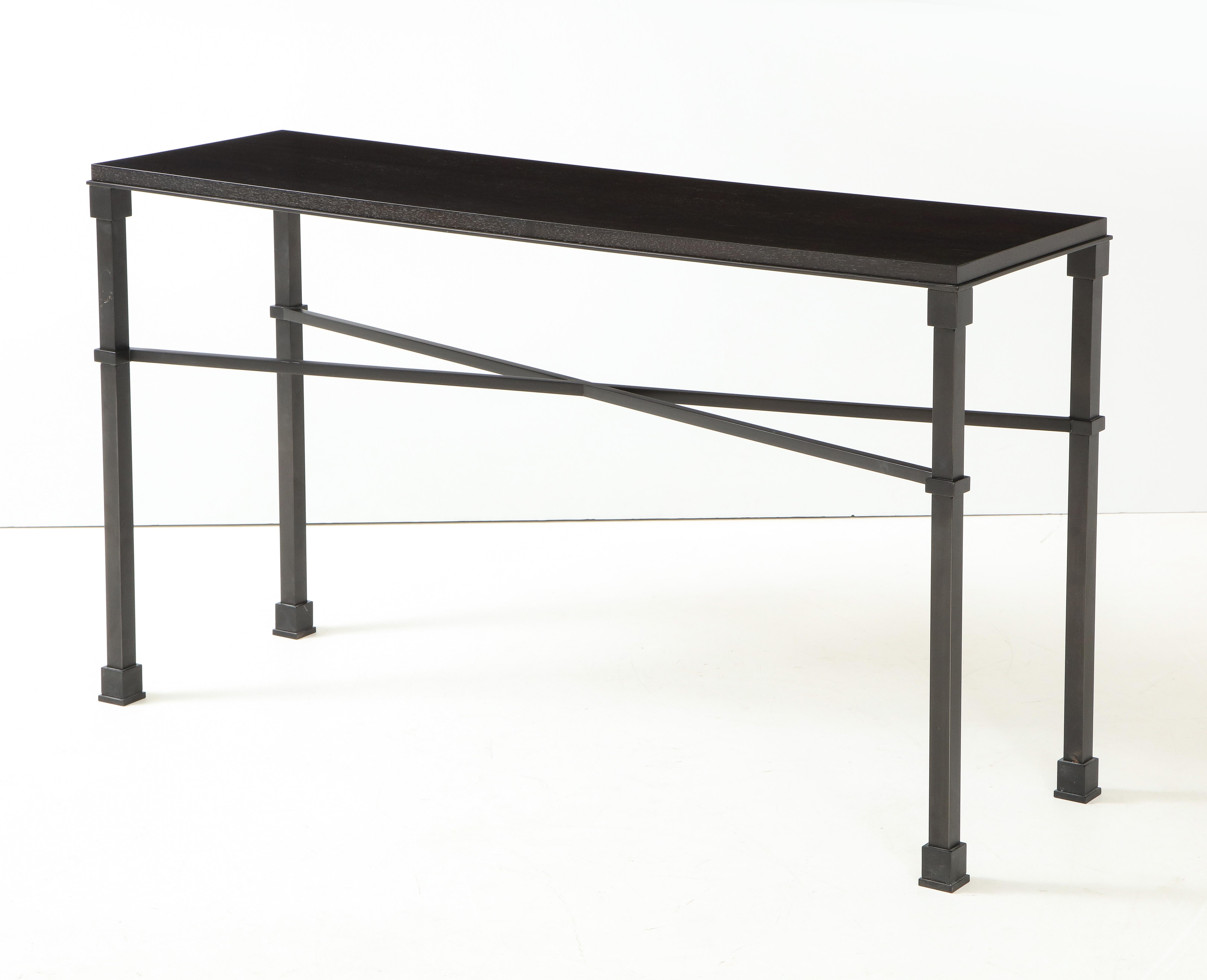 Consoles et tables d'appoint 'Quinet' fabriquées sur commande
Base en métal fabriquée à la main, plateau en bois ébonisé
Mesures : H : 32 D : 18 L : 60 pouces 

Cette console et cette table sont en stock.
  