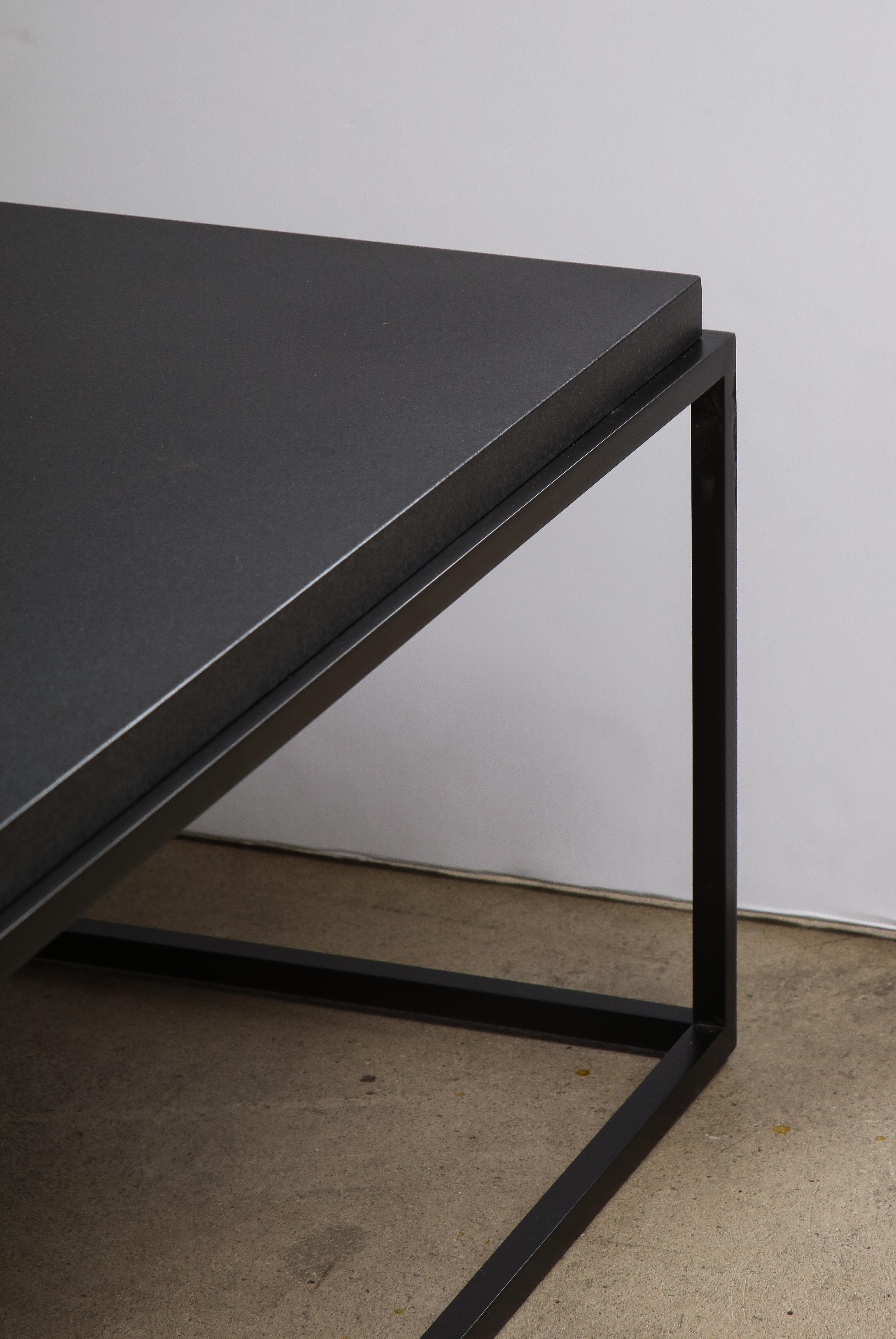 Moderne Table basse en pierre épaisse texturée encastrée sur commande avec base en métal en vente