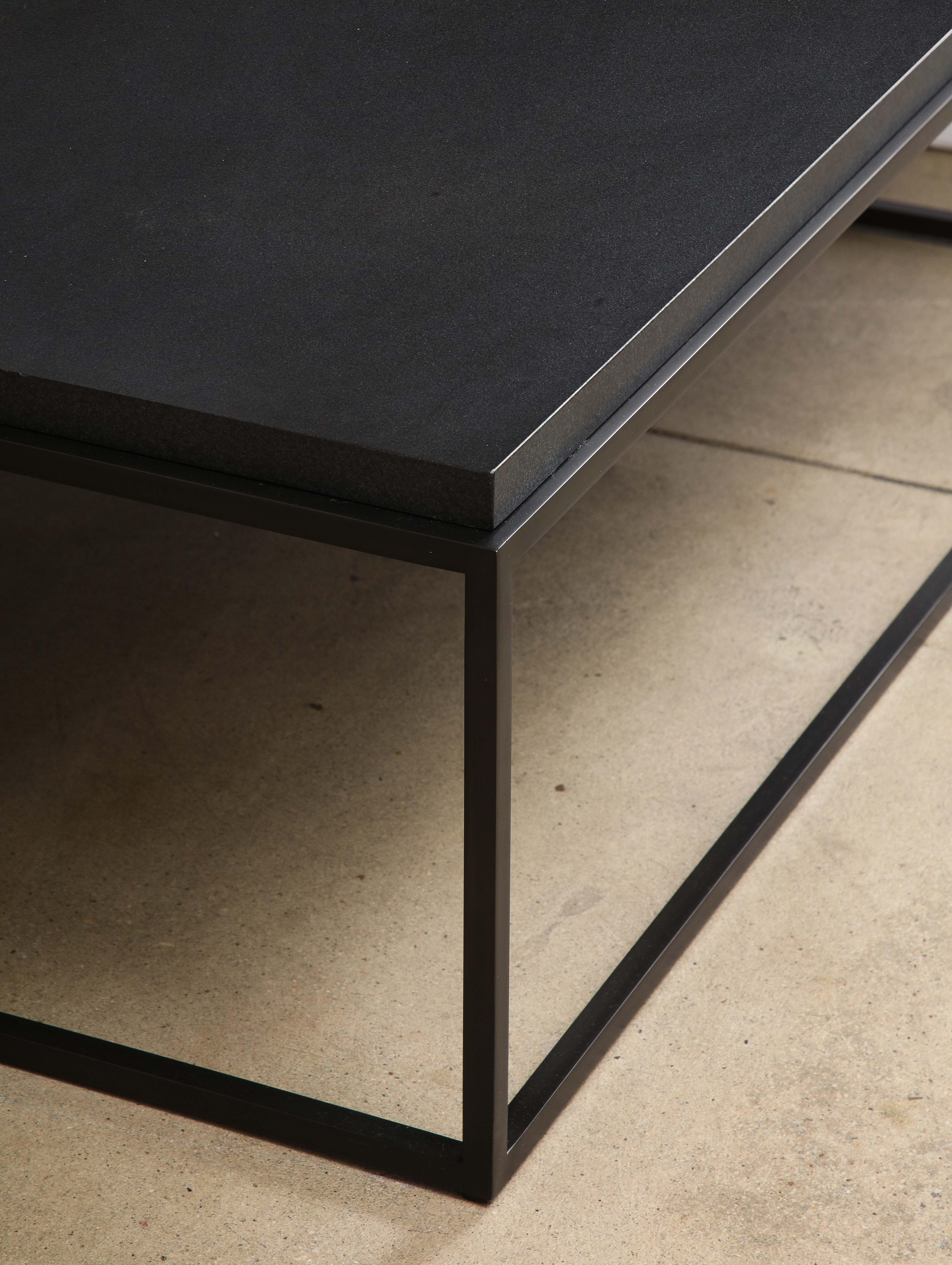 XXIe siècle et contemporain Table basse en pierre épaisse texturée encastrée sur commande avec base en métal en vente