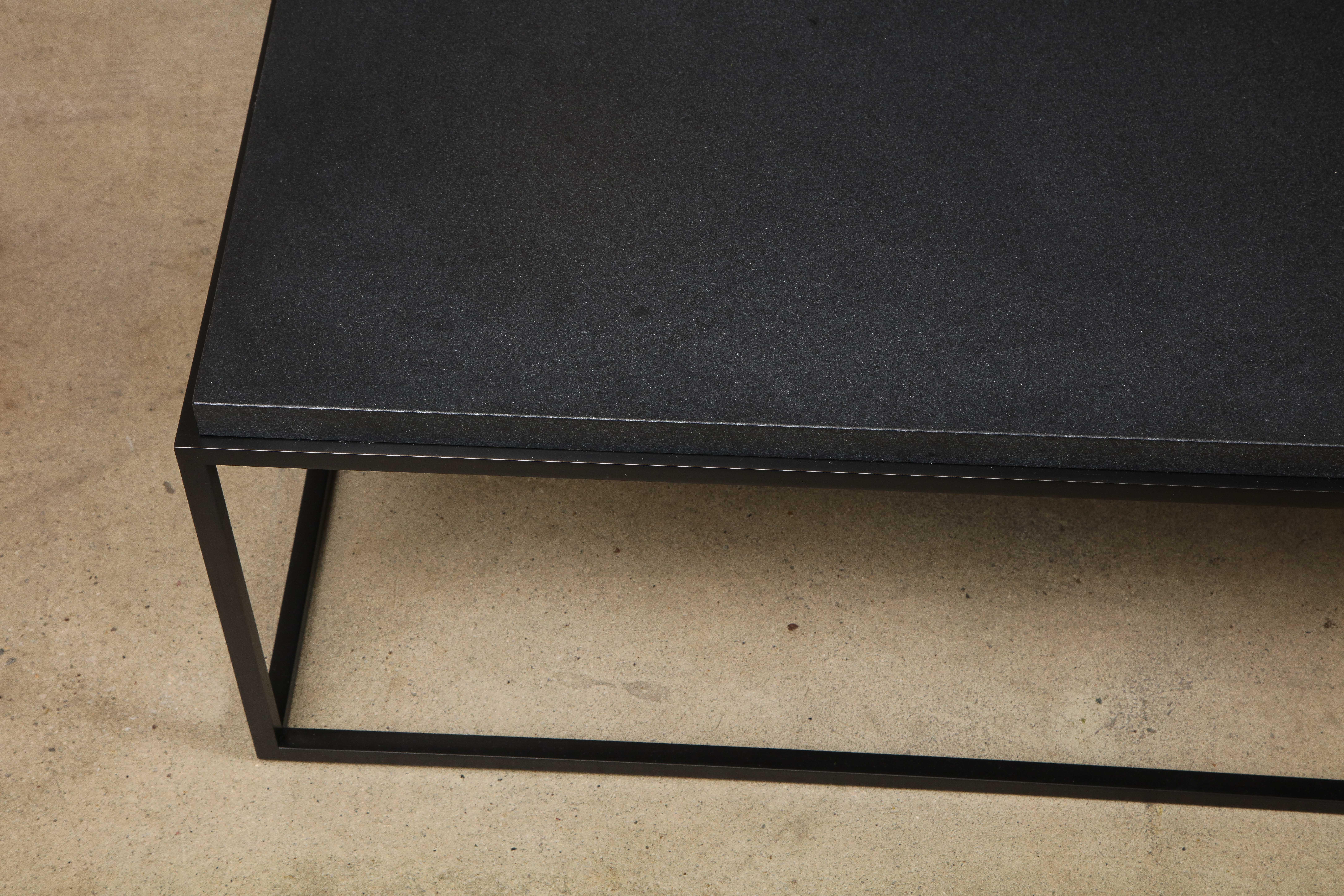 Table basse en pierre épaisse texturée encastrée sur commande avec base en métal en vente 1
