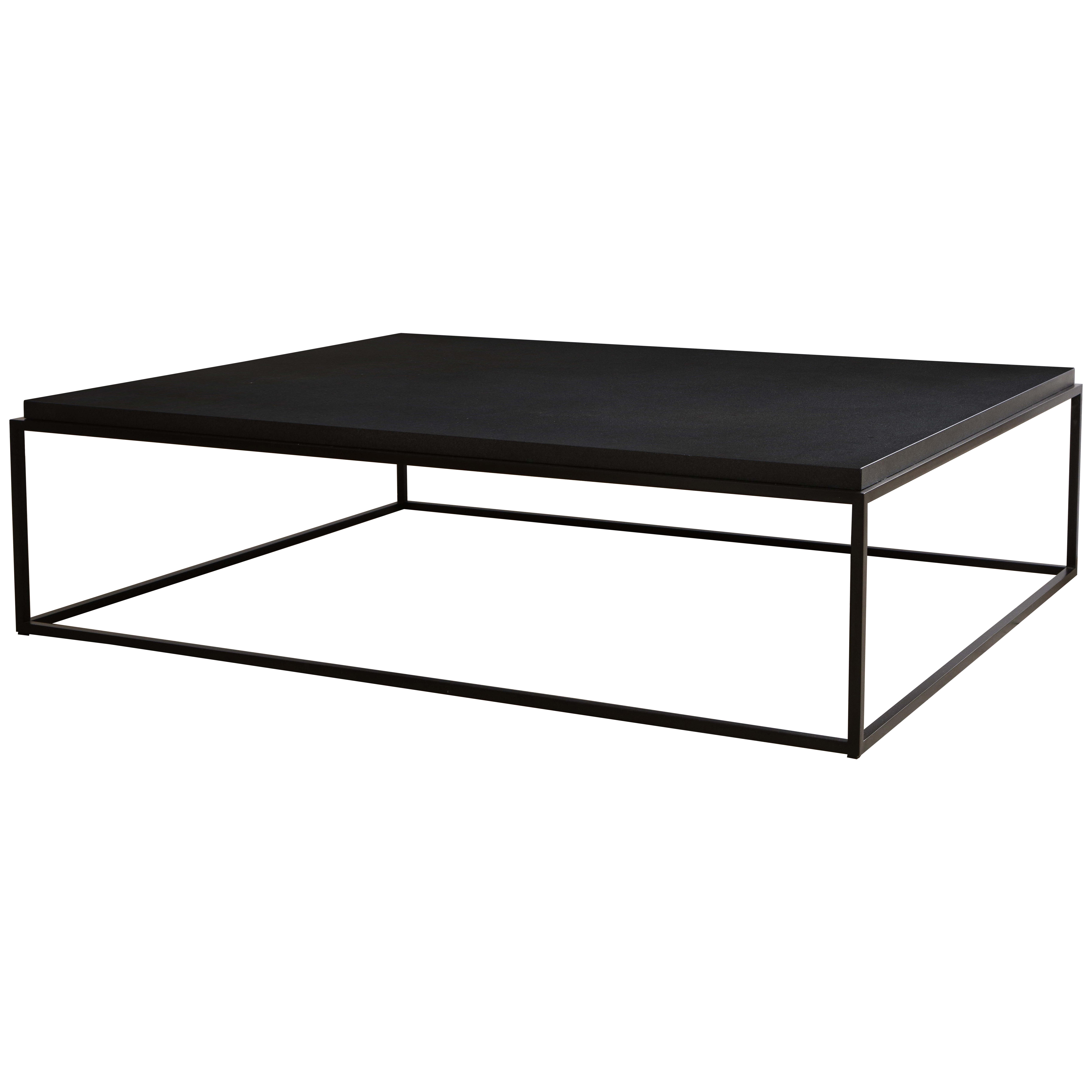 Mesa de centro con tablero de piedra gruesa texturizada empotrada y base de metal, por encargo en venta