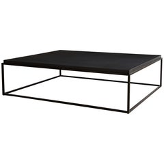 Couchtisch mit strukturierter, dicker Steinplatte und Metallsockel, auf Bestellung