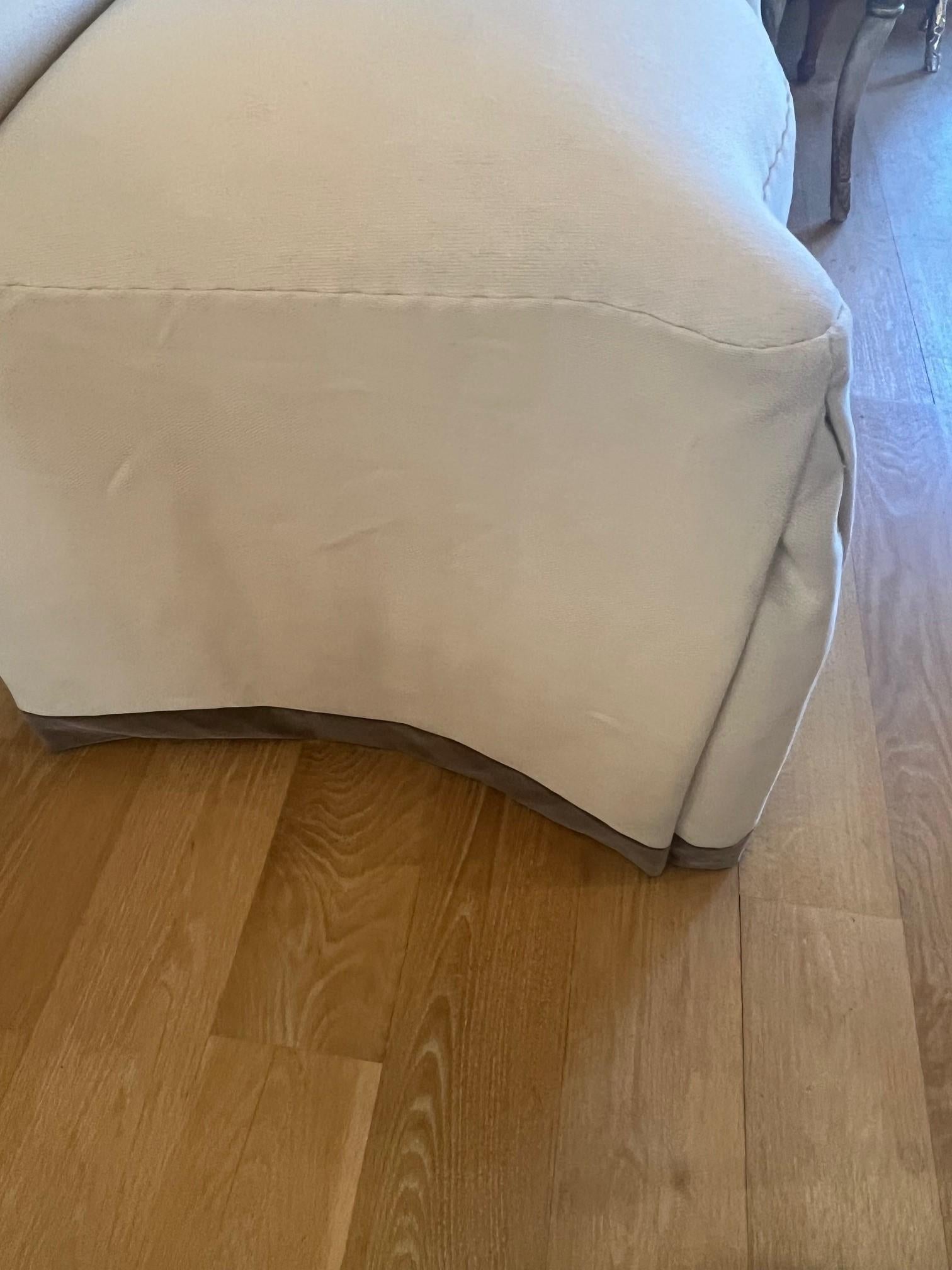 Chaise d'appoint Genovese à jupe sur commande en vente 4