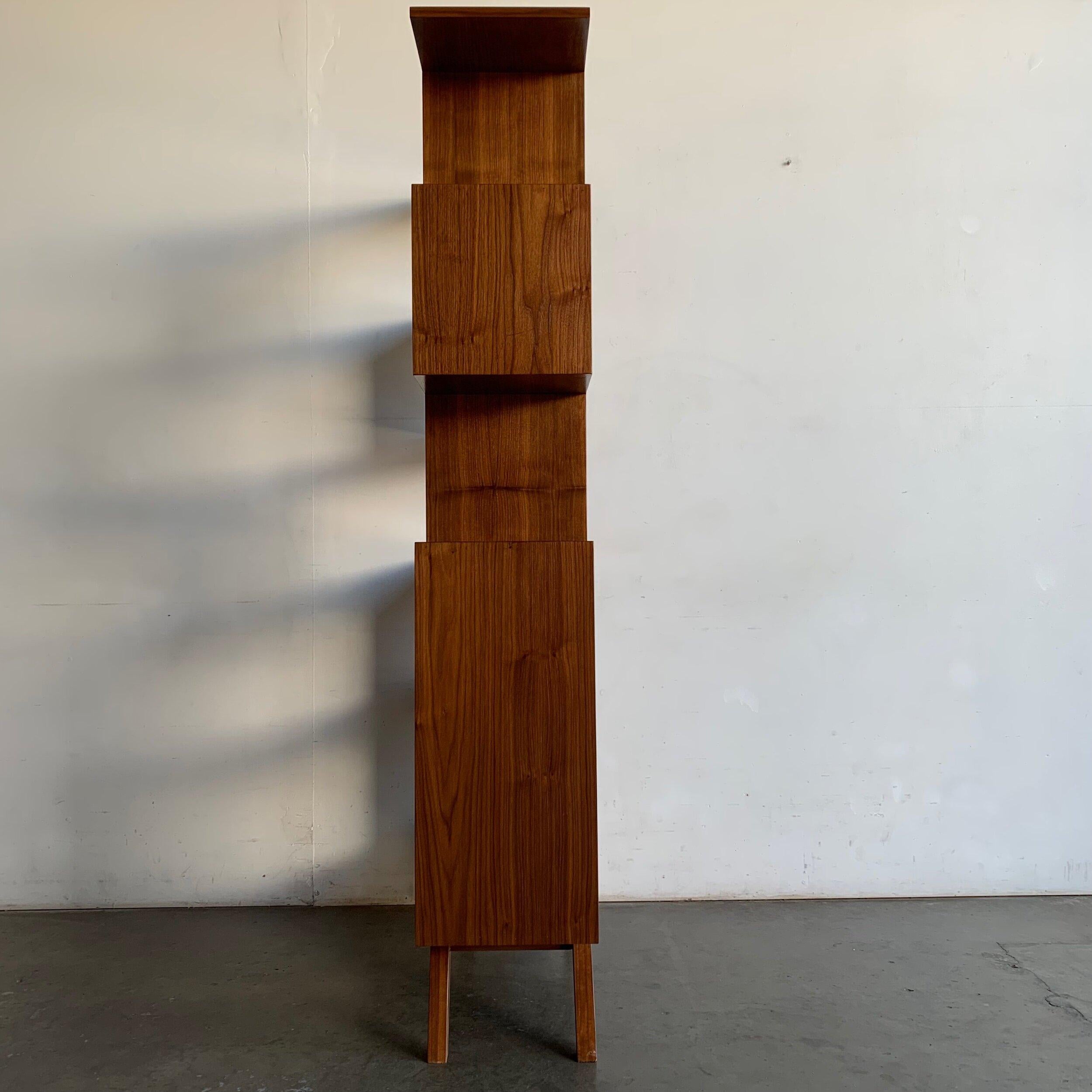 Bibliothèque à 5 niveaux en quinconce sur commande Neuf - En vente à Los Angeles, CA