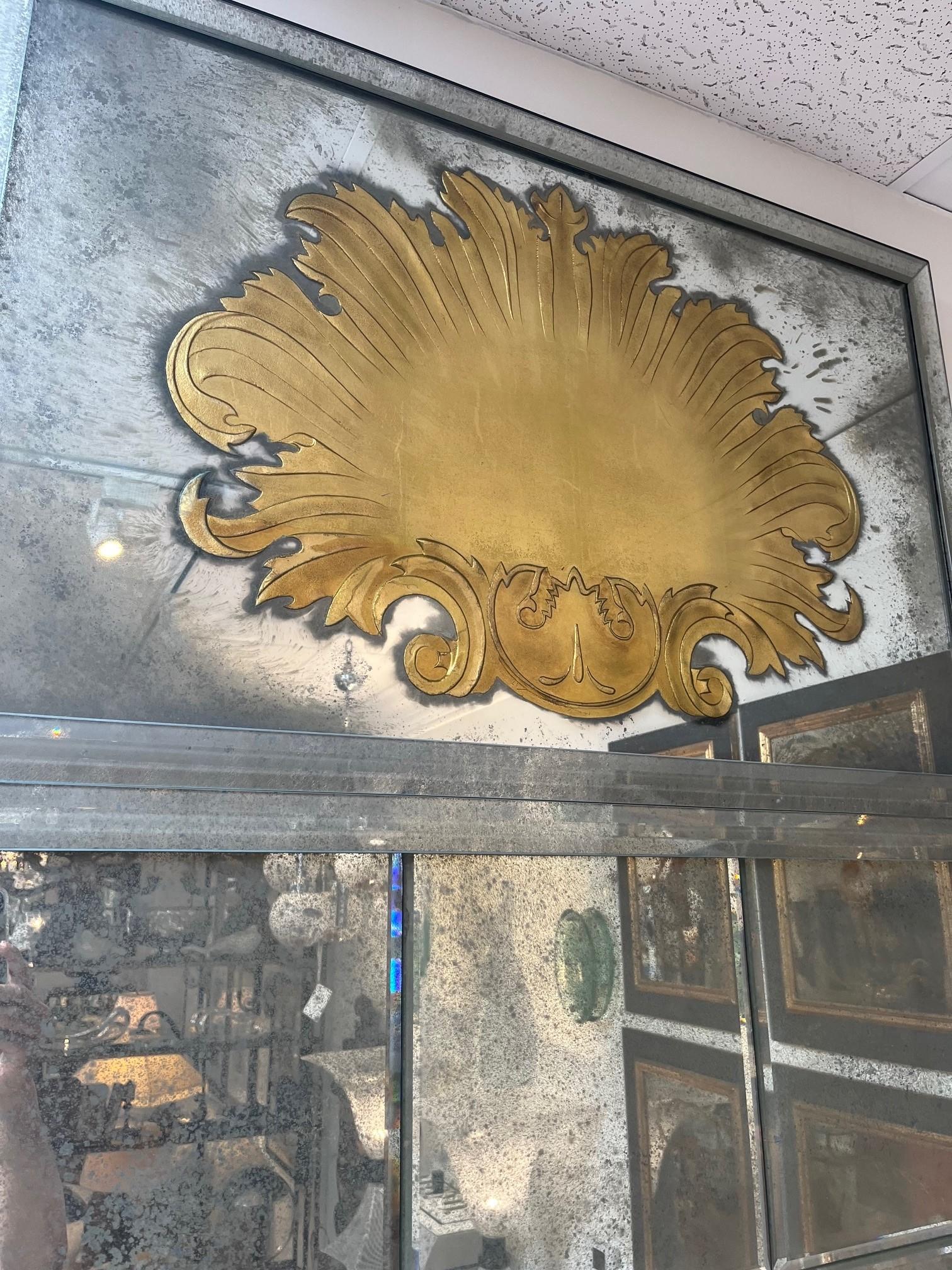 Miroir Helena étoilé sur commande, motif de coquillage gravé et doré en haut  en vente 3