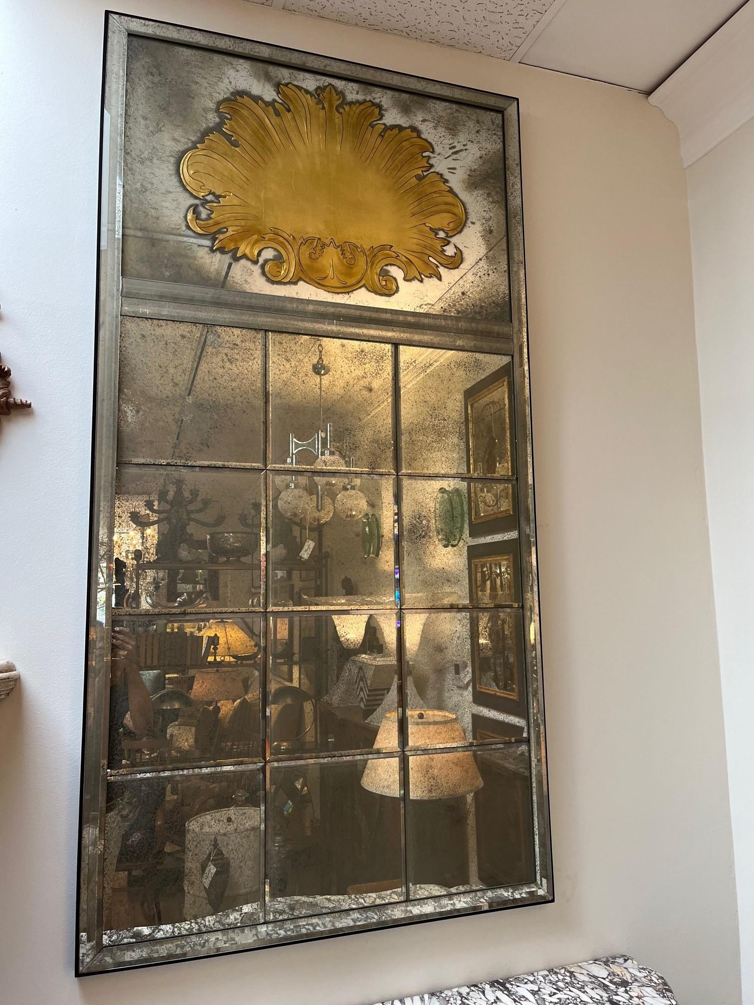 Miroir Helena étoilé sur commande, motif de coquillage gravé et doré en haut  en vente 4