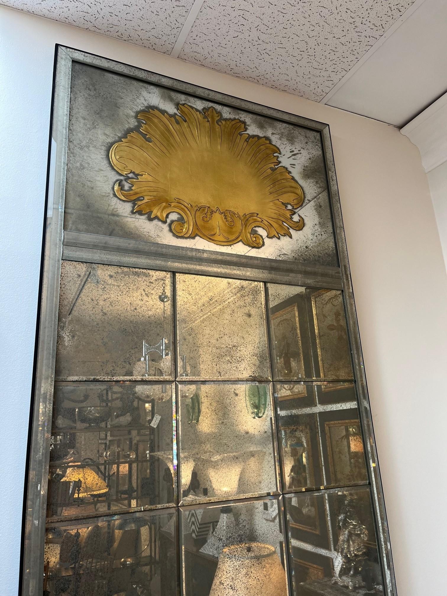 Auf Bestellung gefertigter Starburst Helena Spiegel mit graviertem vergoldetem Muschelmotiv an der Oberseite.  der Spiegel hat ein Dutzend abgeschrägten antiken Spiegel Panels, die Frame Massivholz und Stahlrahmen machen Hanging dieser großen